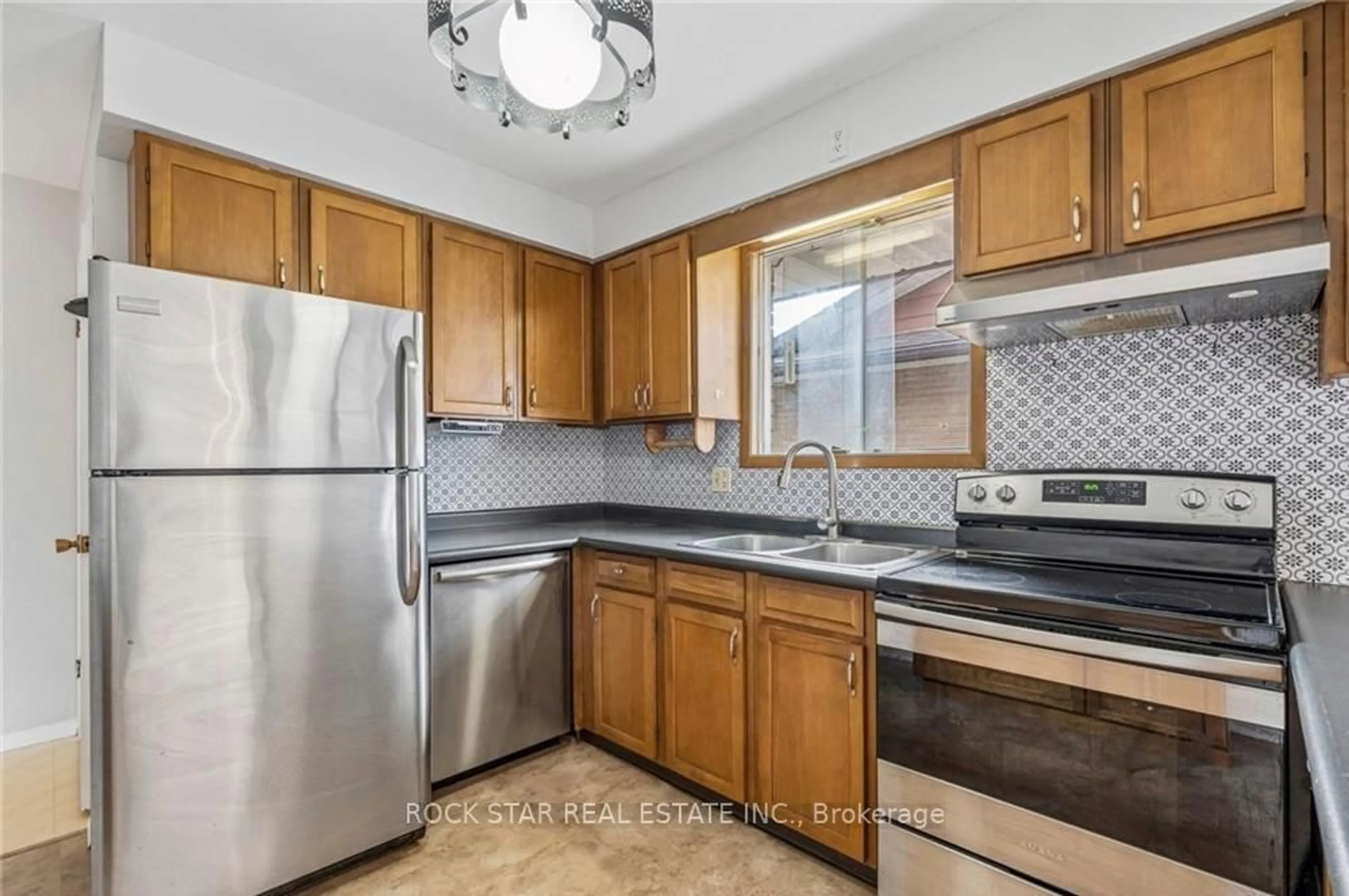 Standard kitchen, ceramic/tile floor for 29 Heather Crt, Welland Ontario L3C 4P8