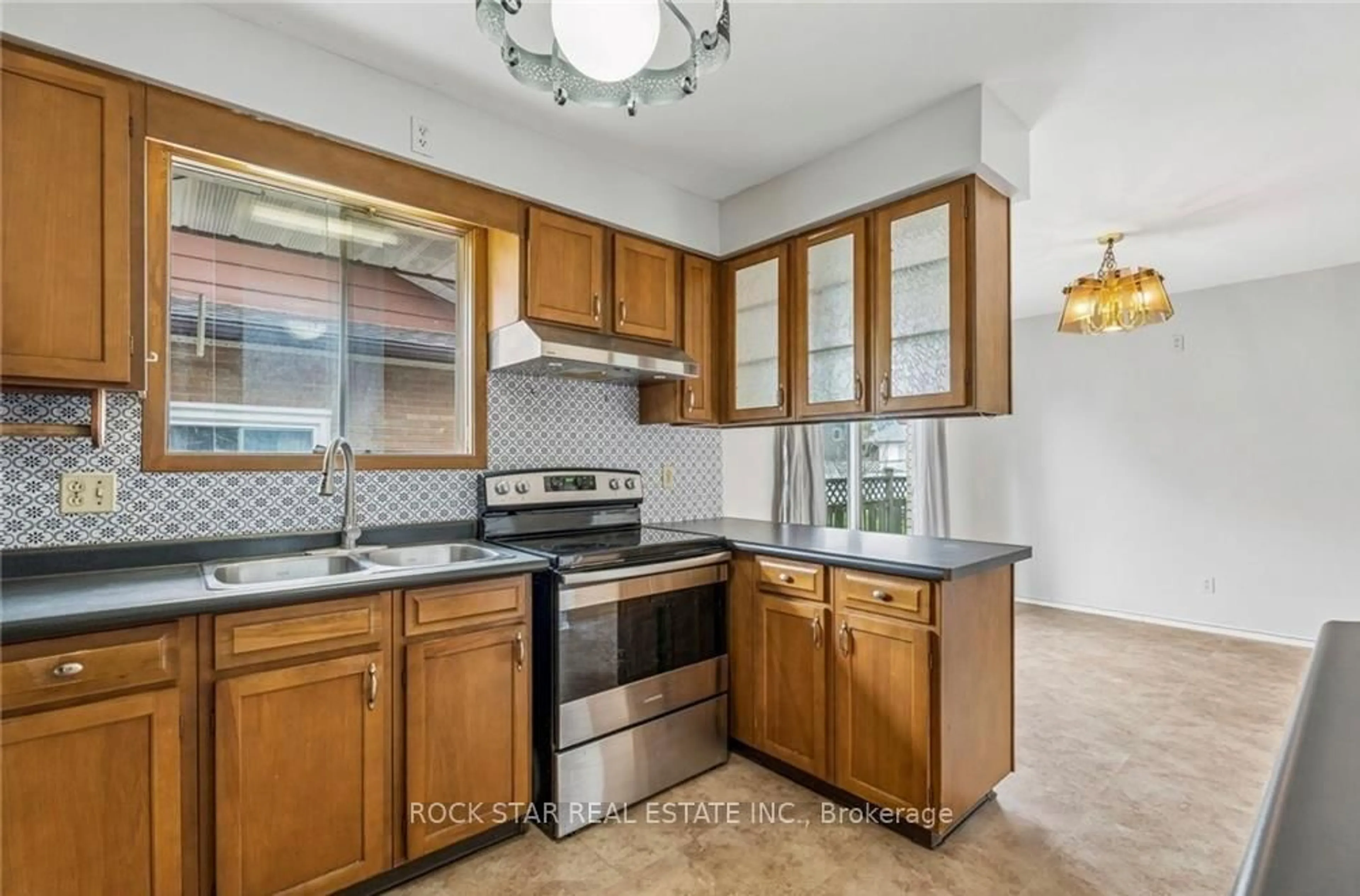 Standard kitchen, ceramic/tile floor for 29 Heather Crt, Welland Ontario L3C 4P8