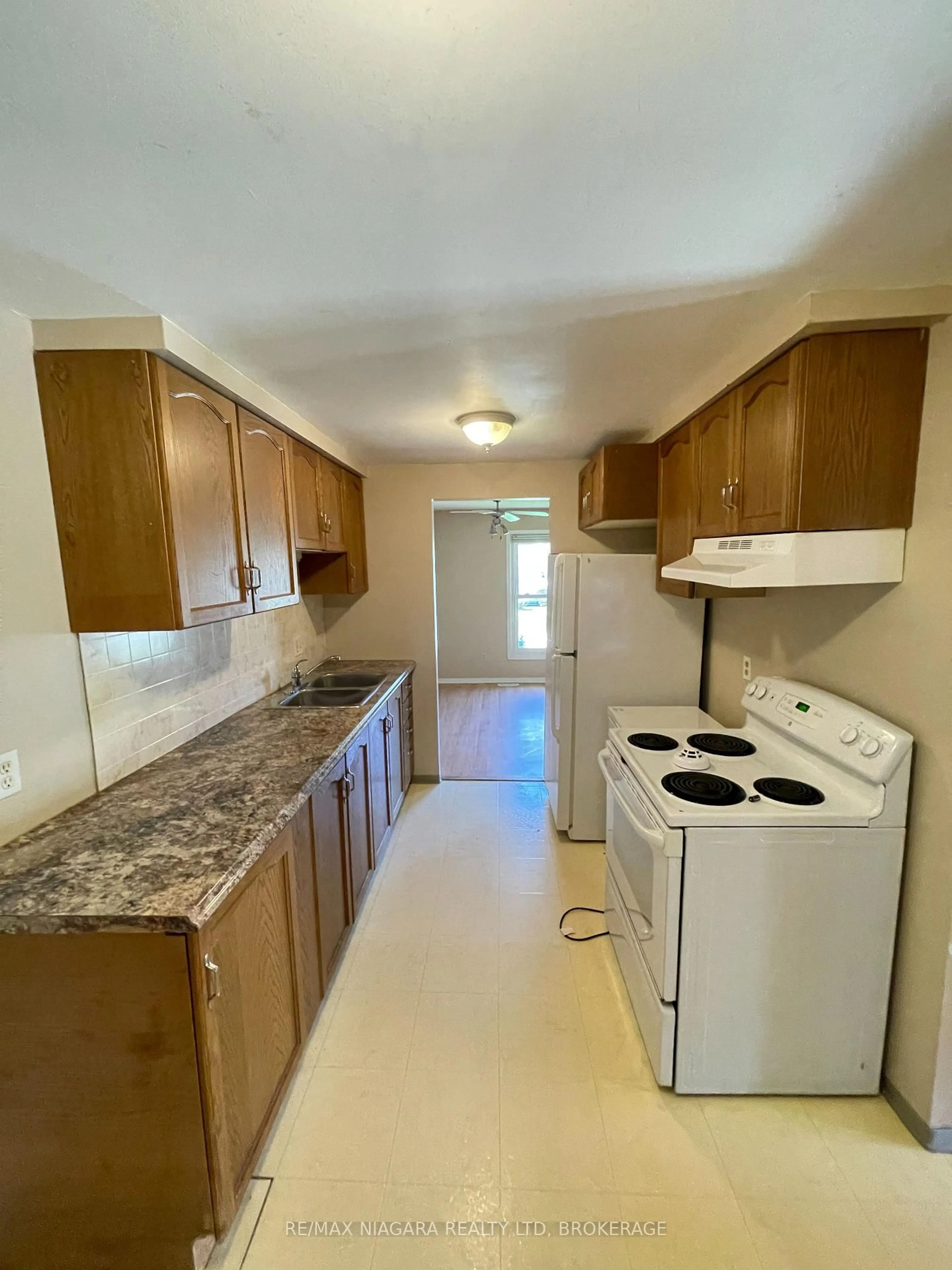 Standard kitchen, unknown for 2 BALDWIN Cres, Thorold Ontario L2V 4H5