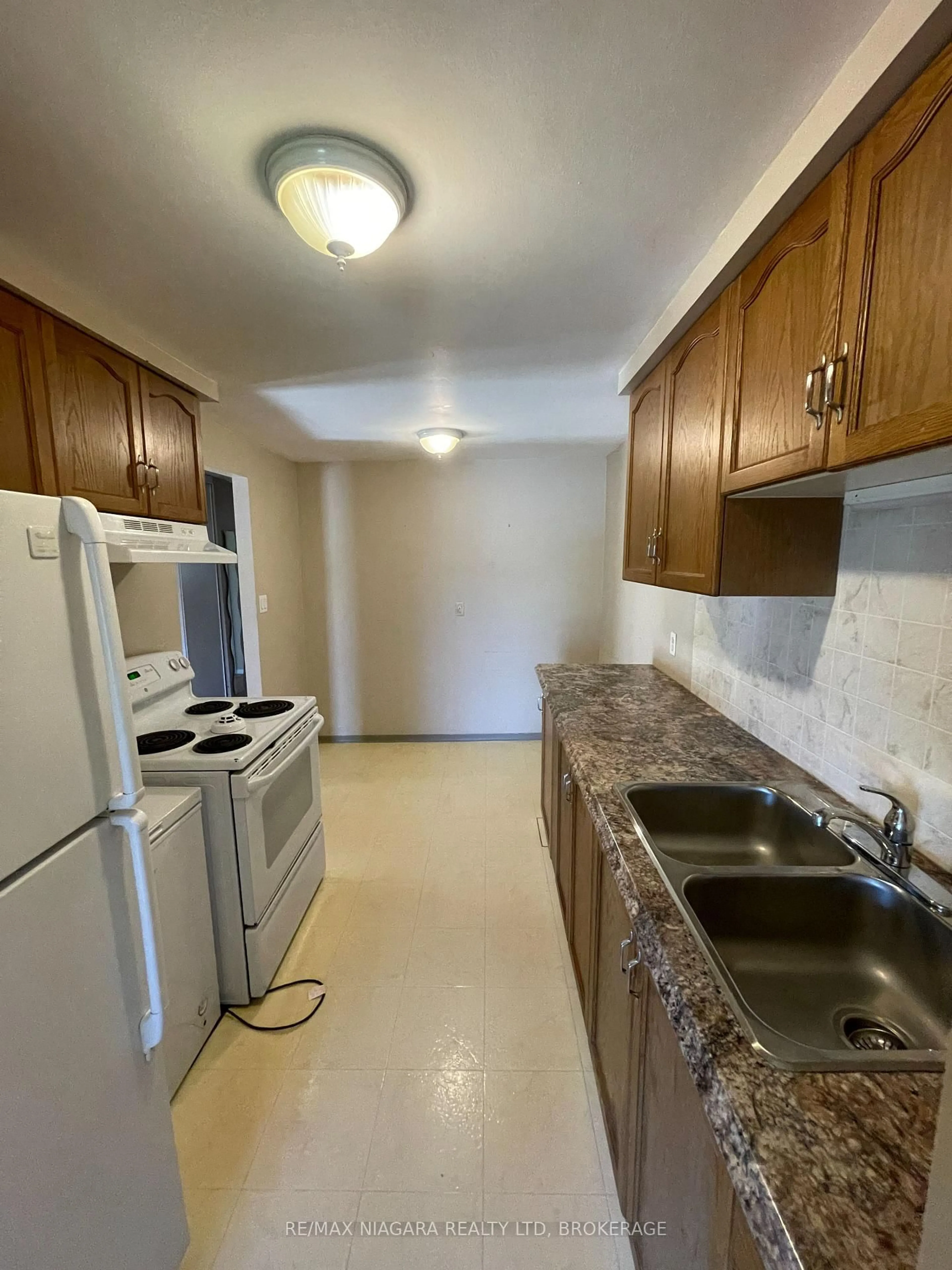 Standard kitchen, unknown for 2 BALDWIN Cres, Thorold Ontario L2V 4H5