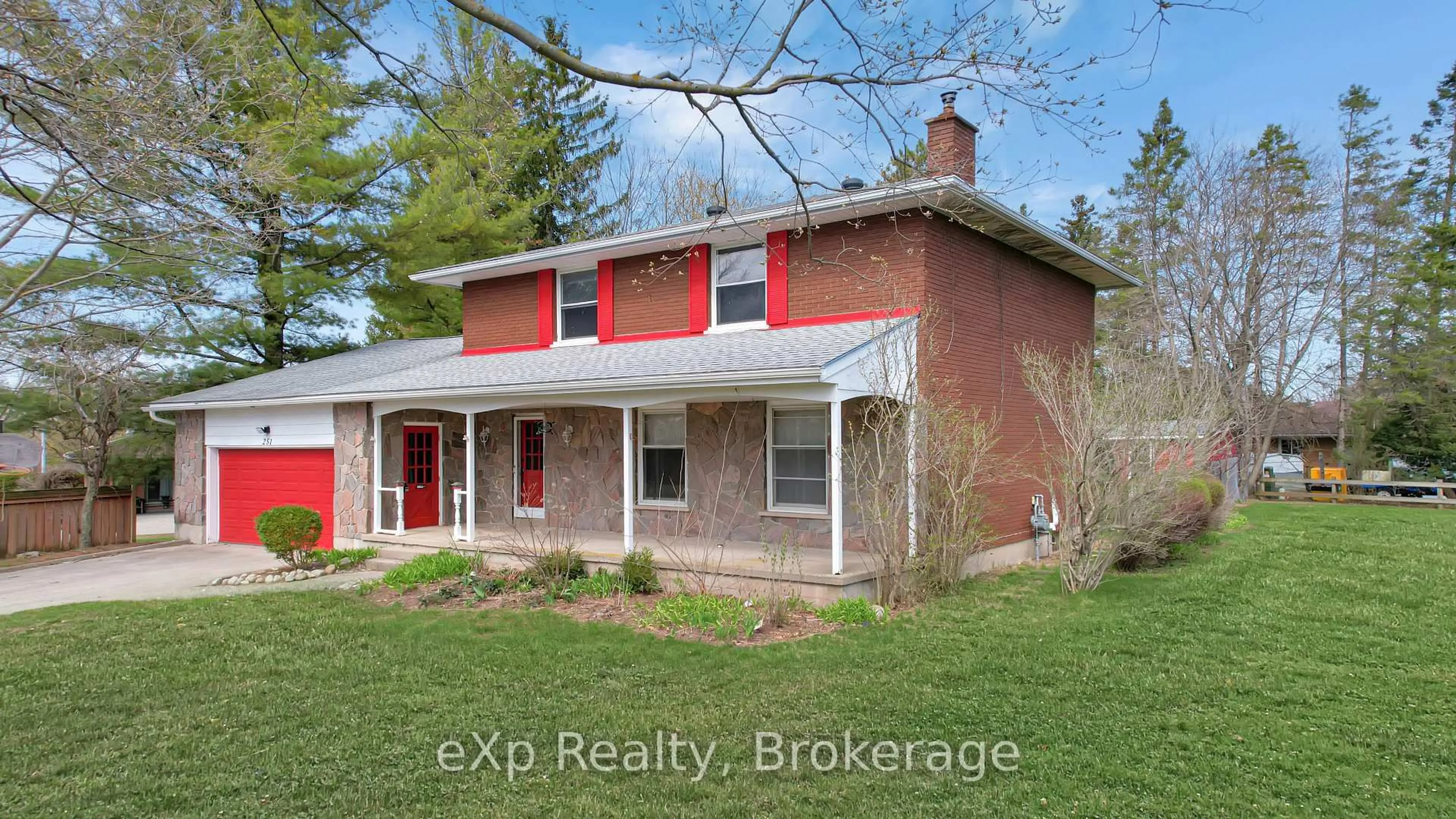 A pic from outside/outdoor area/front of a property/back of a property/a pic from drone, building for 251 4th Ave, Hanover Ontario N4N 2B6