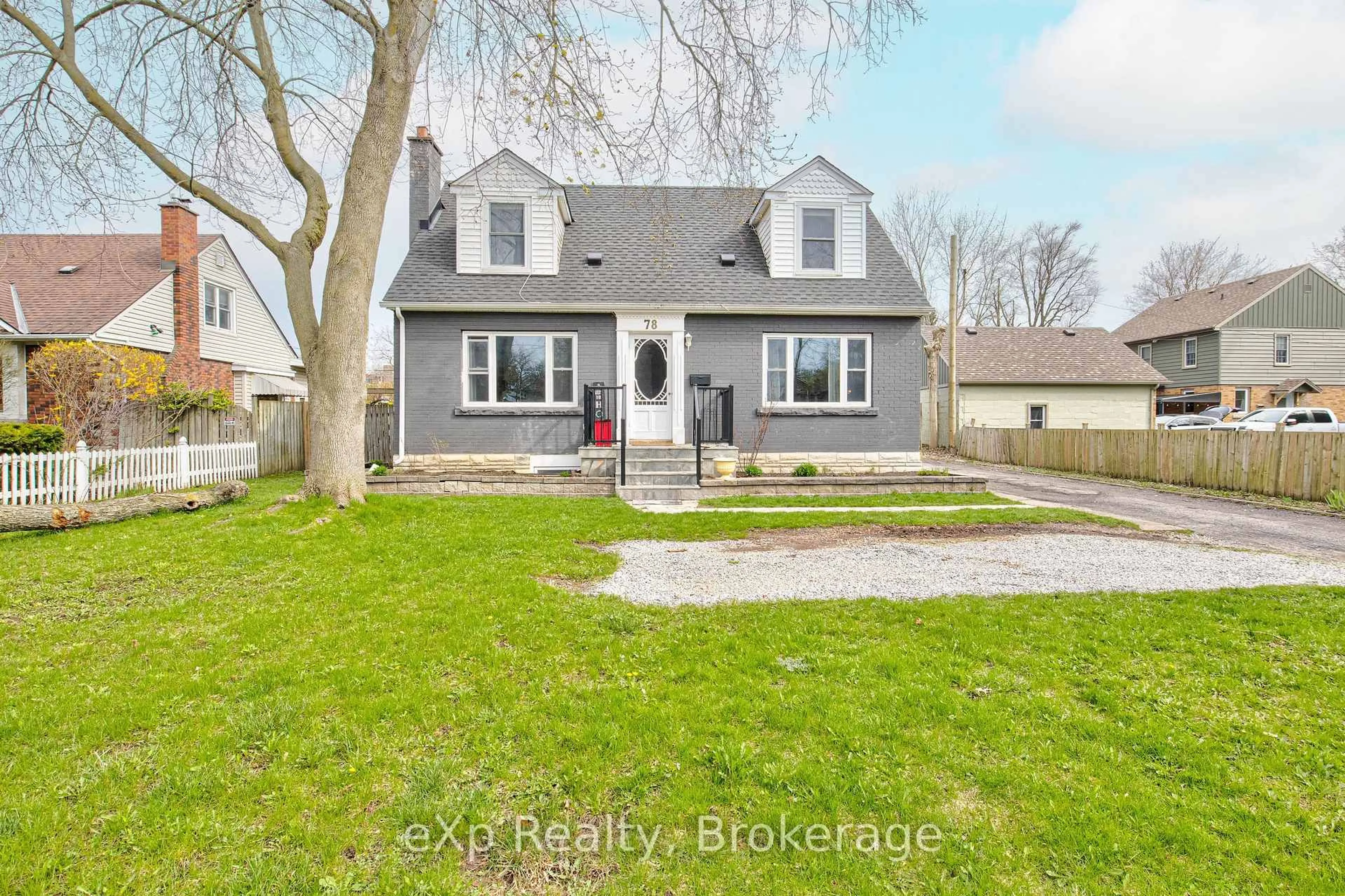 A pic from outside/outdoor area/front of a property/back of a property/a pic from drone, street for 78 Price Ave, Welland Ontario L3C 3Y2