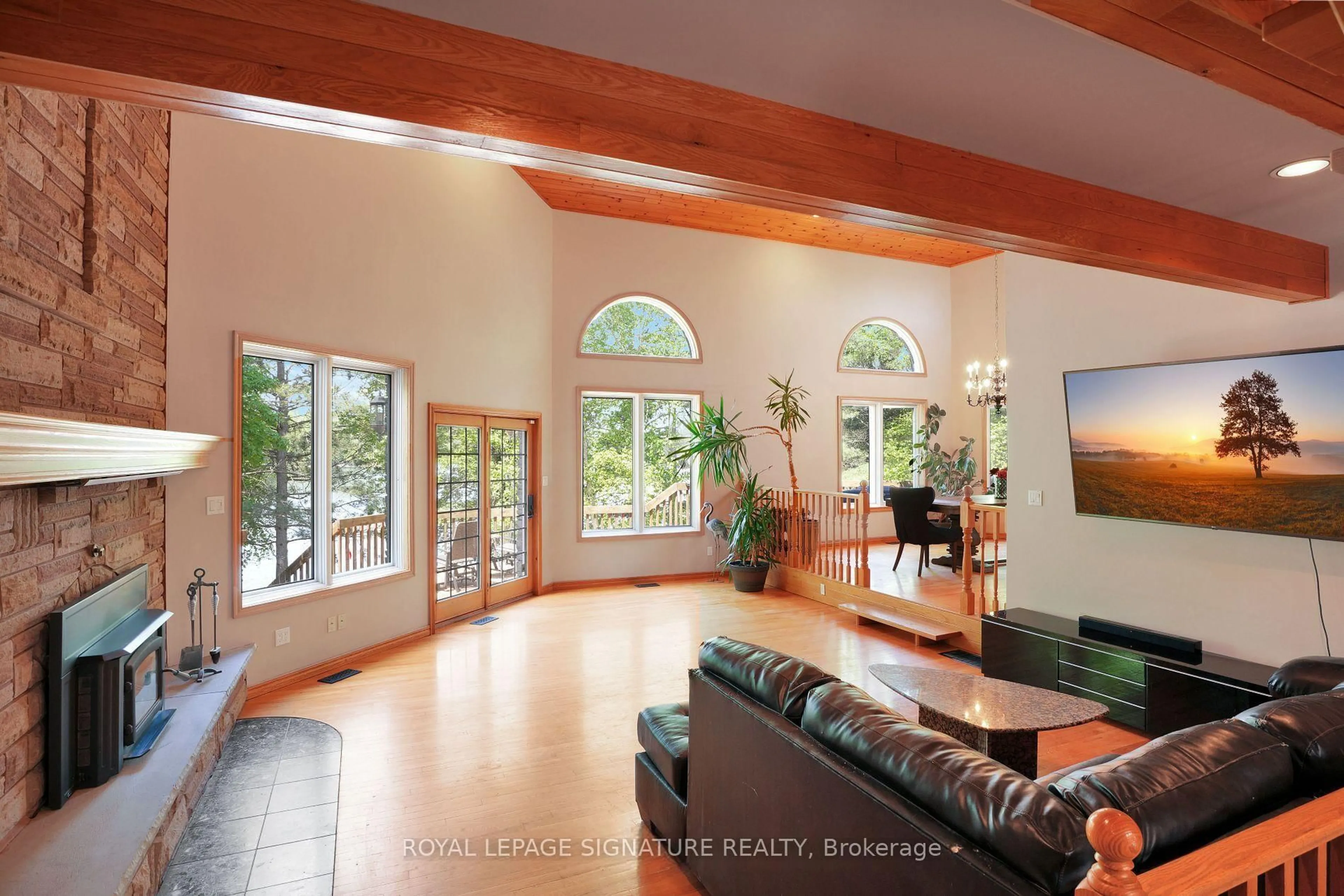 Indoor foyer for 40249 Combermere Rd, Barry's Bay Ontario K0J 1B0