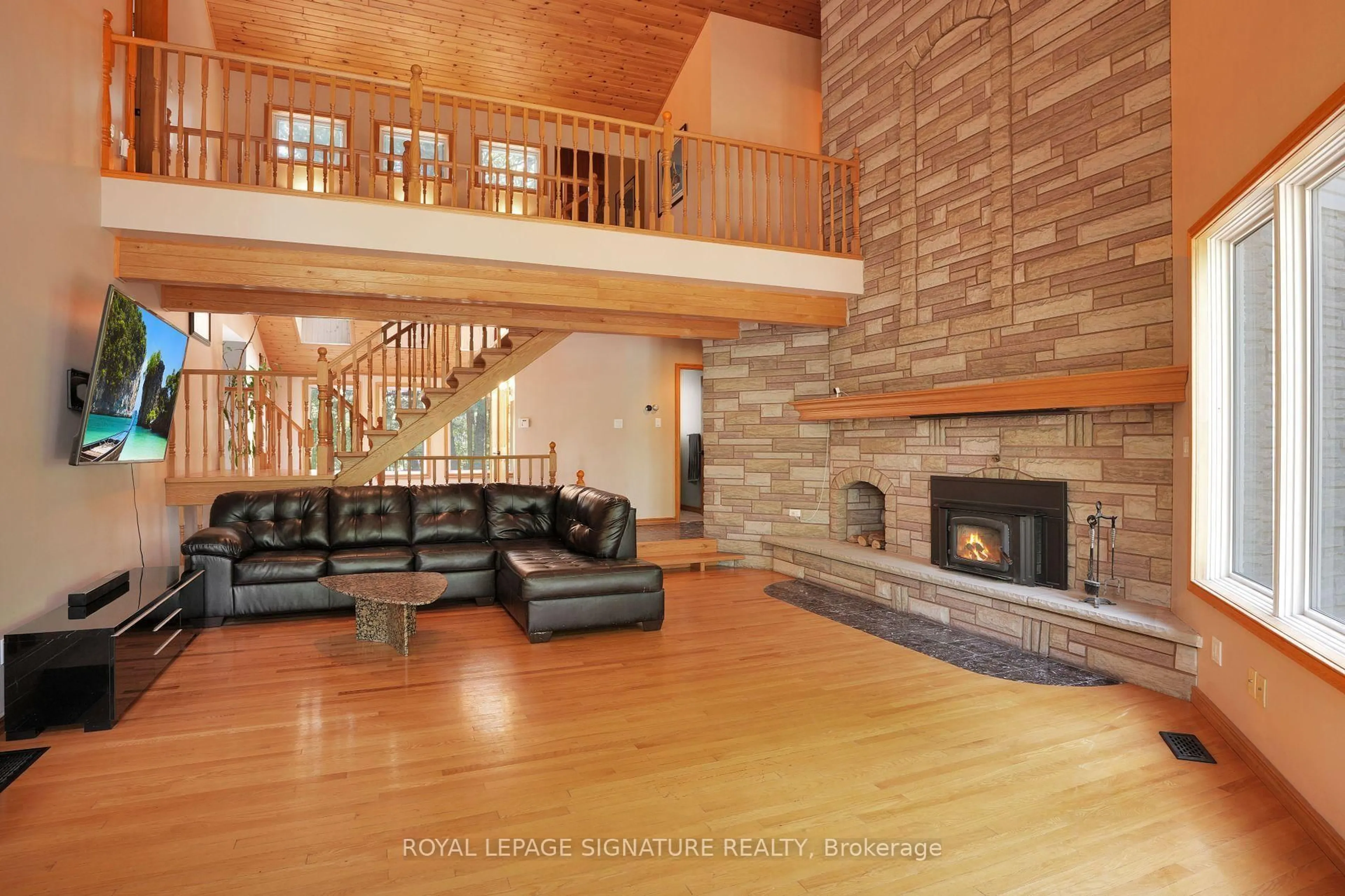 Indoor foyer for 40249 Combermere Rd, Barry's Bay Ontario K0J 1B0