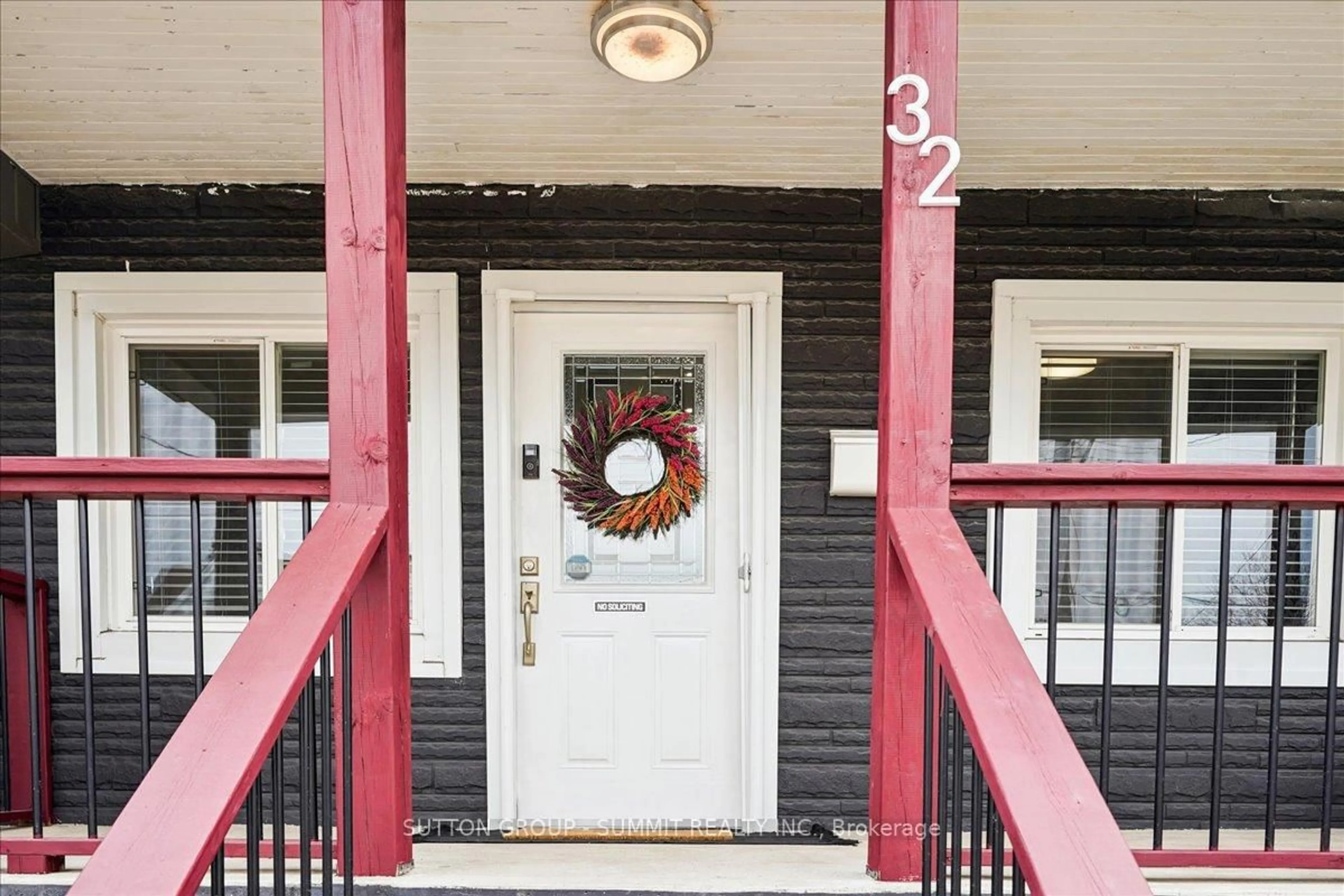 Indoor entryway for 32 Allan Ave, Hamilton Ontario L8H 2C9