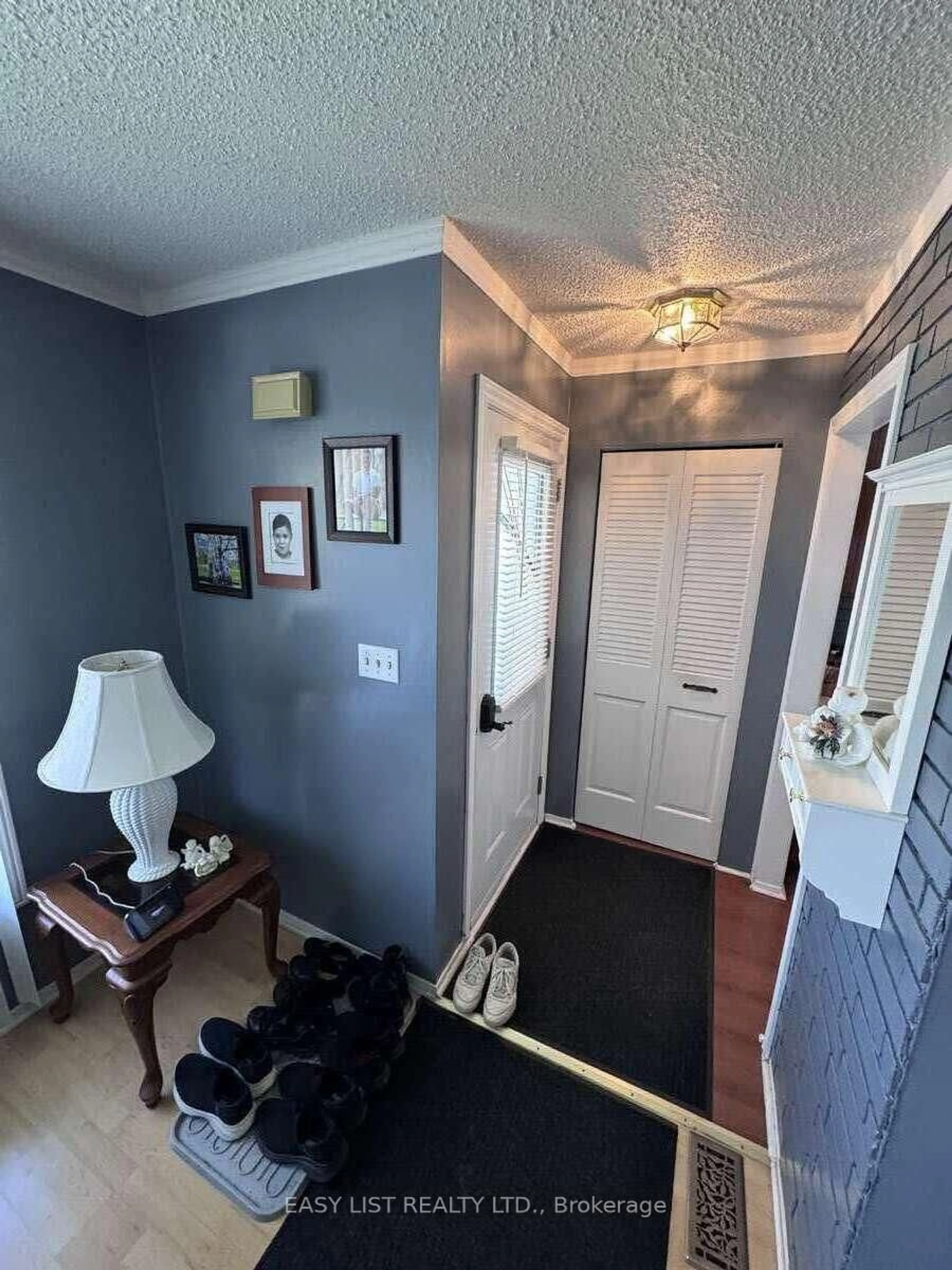 Indoor entryway for 16 Bula Dr, St. Catharines Ontario L2N 6R6