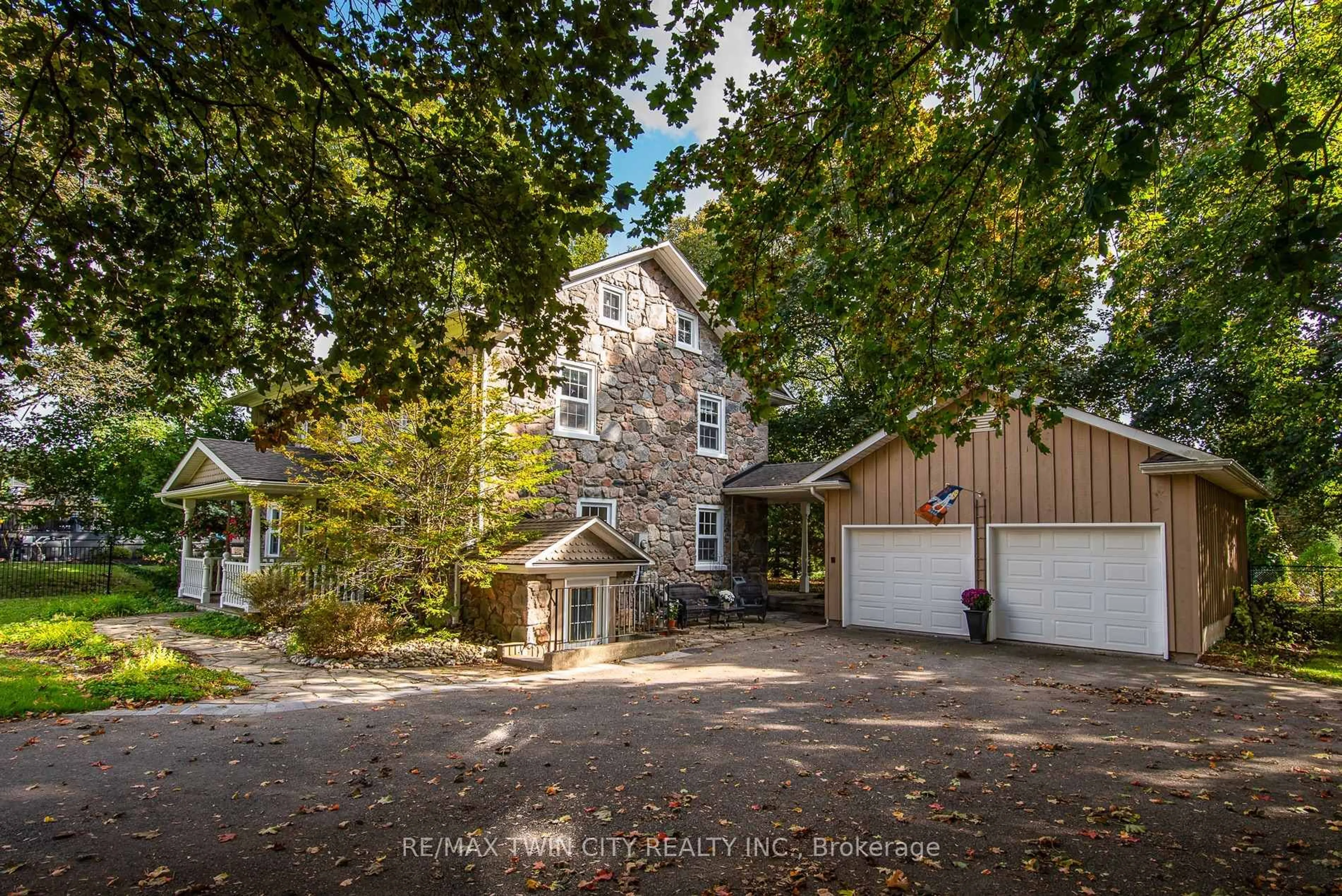 A pic from outside/outdoor area/front of a property/back of a property/a pic from drone, street for 274 Woodridge Dr, Wilmot Ontario N0B 2H0