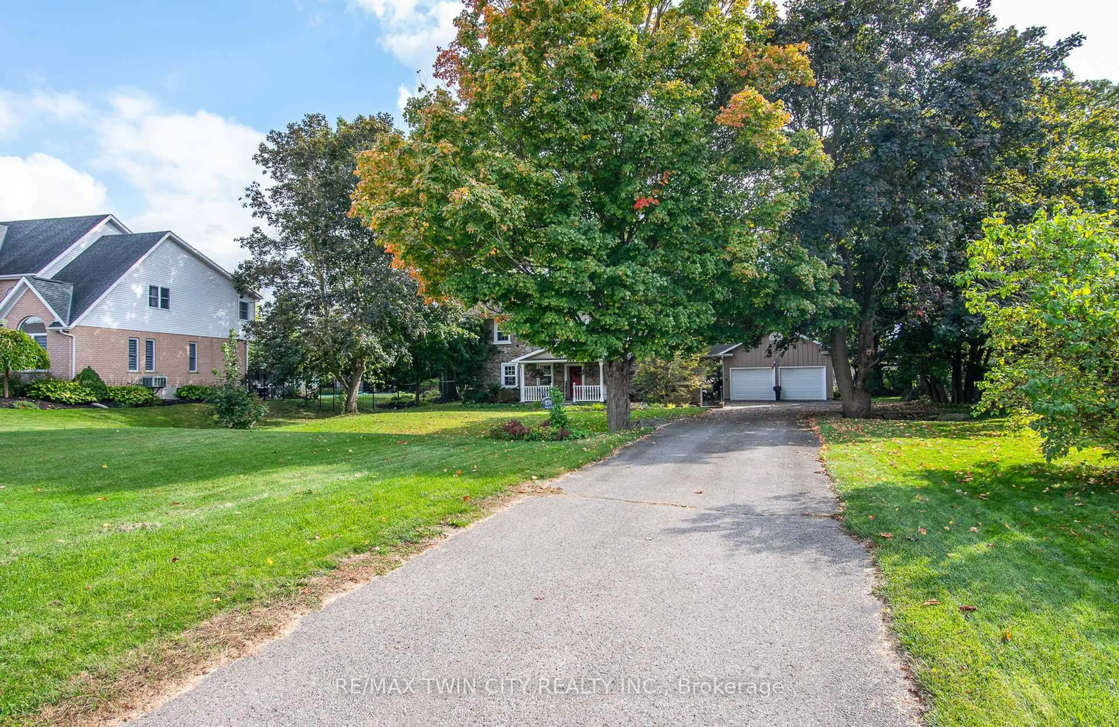 A pic from outside/outdoor area/front of a property/back of a property/a pic from drone, street for 274 Woodridge Dr, Wilmot Ontario N0B 2H0