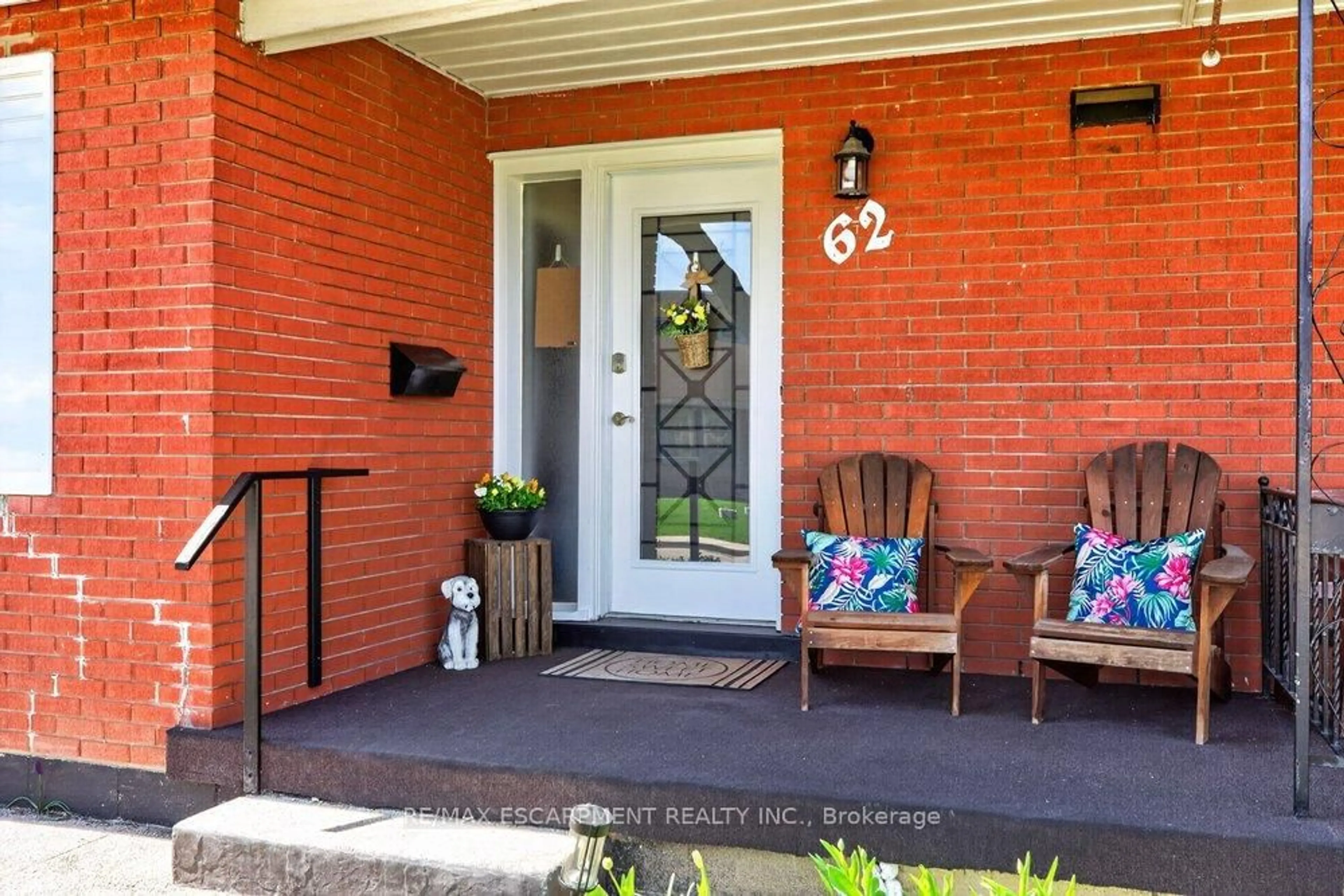 Indoor entryway for 62 Palmer Rd, Hamilton Ontario L8T 3E8