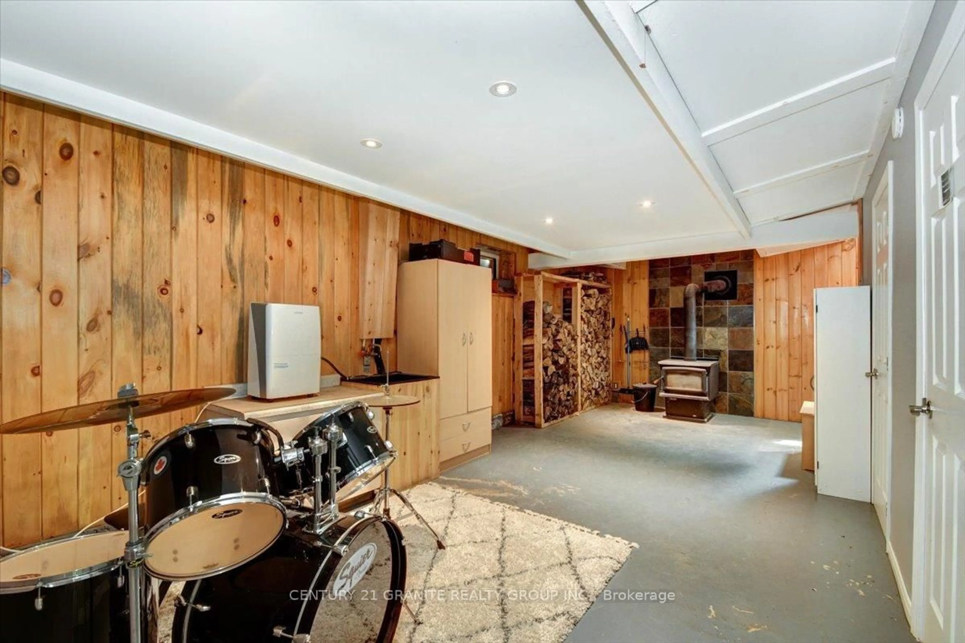 Home theater for 31105 28 Highway, Bancroft Ontario K0L 1C0