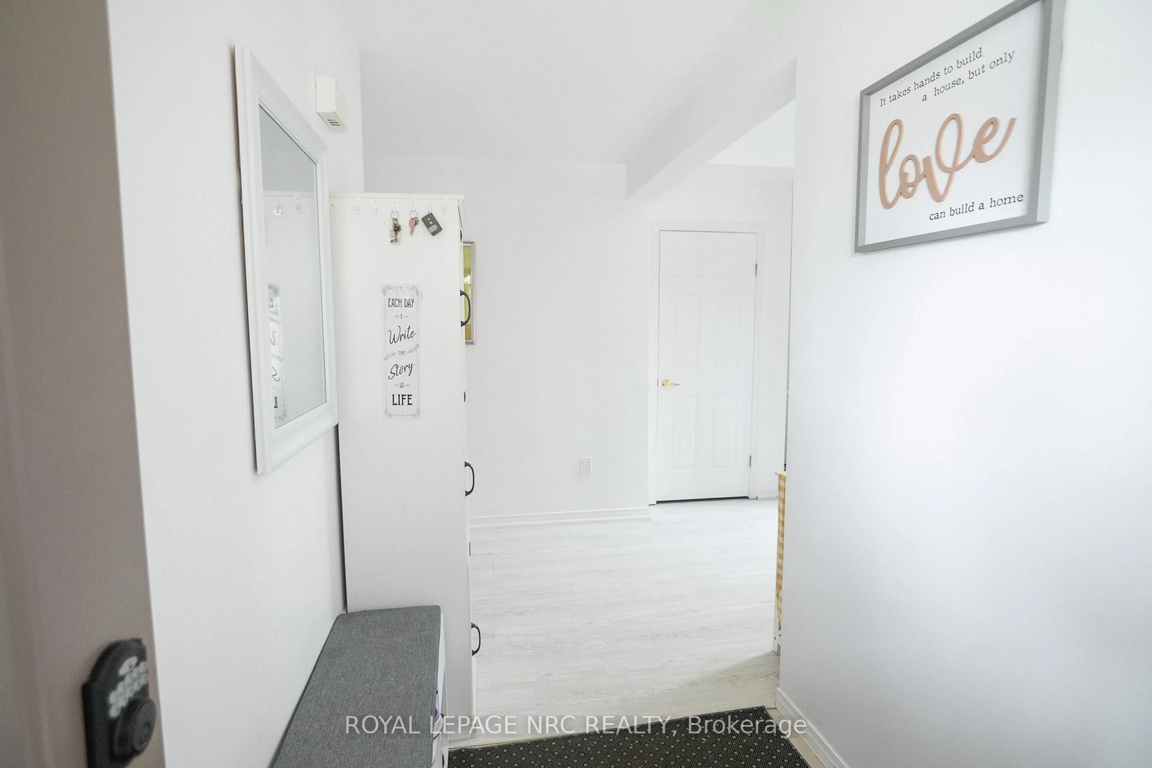 Indoor entryway for 3797 Orlando Dr #10, Niagara Falls Ontario L2J 4B5