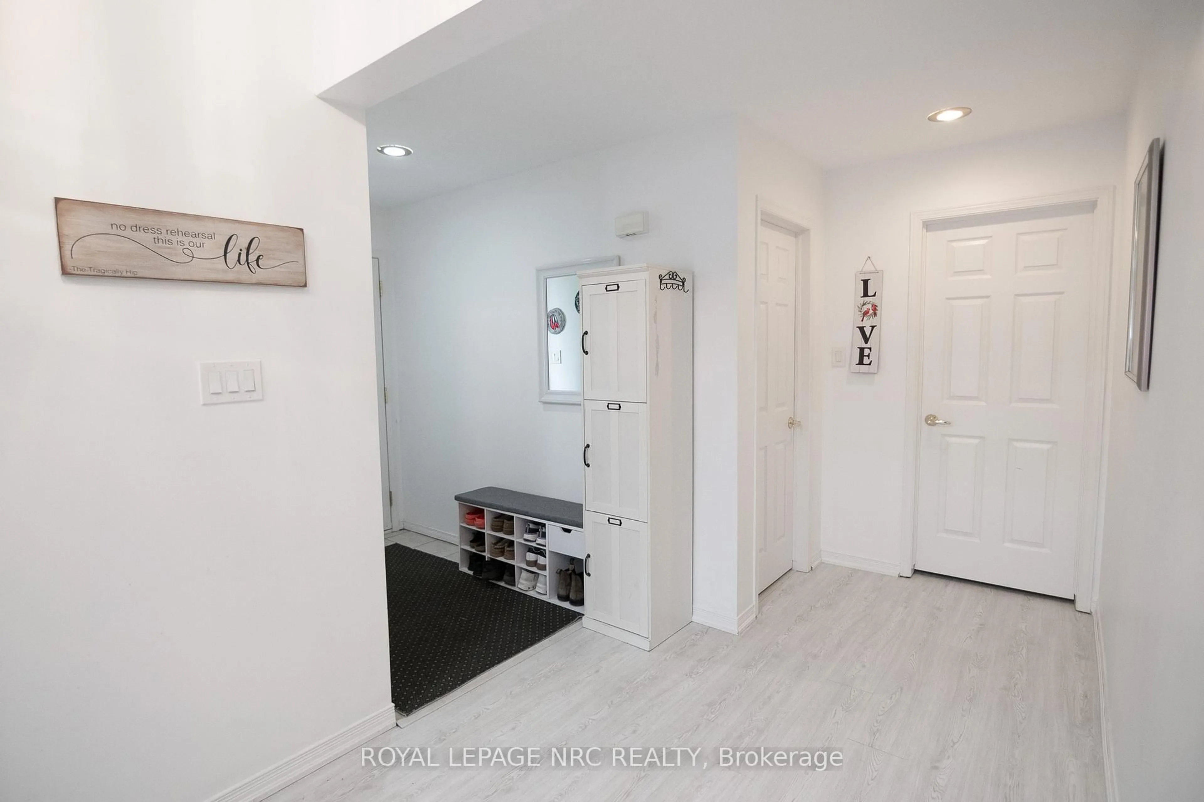 Indoor entryway for 3797 Orlando Dr #10, Niagara Falls Ontario L2J 4B5