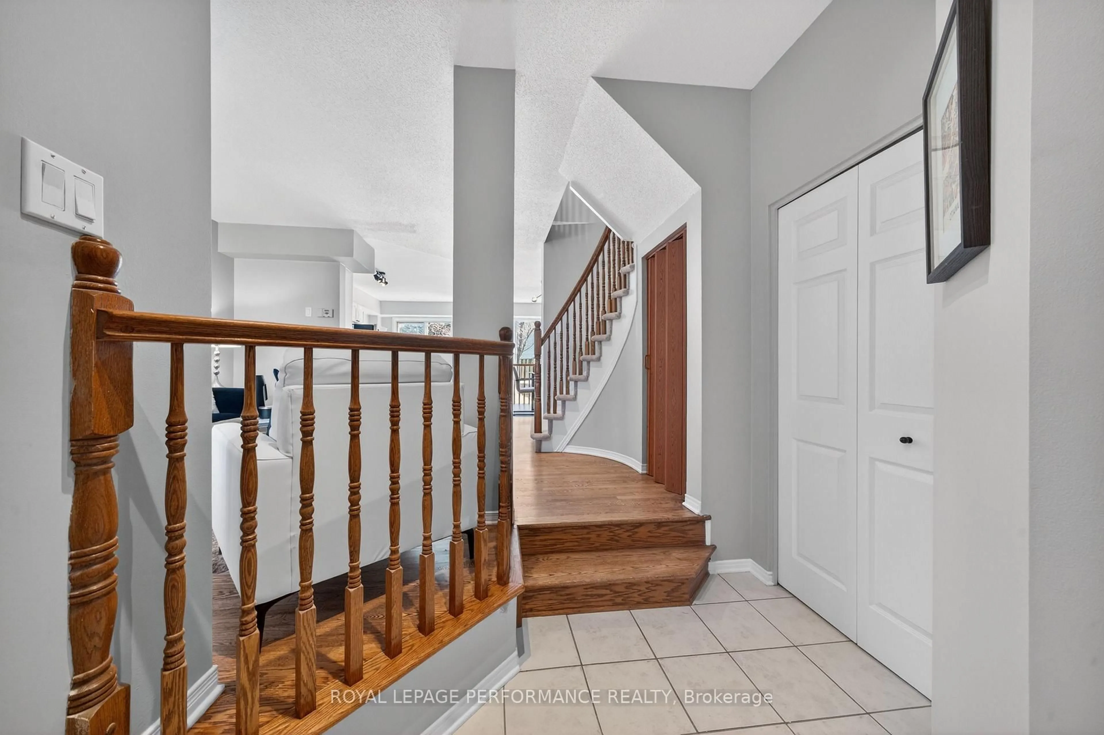 Indoor entryway for 3835 Crowsnest Ave, Ottawa Ontario K1V 1K4