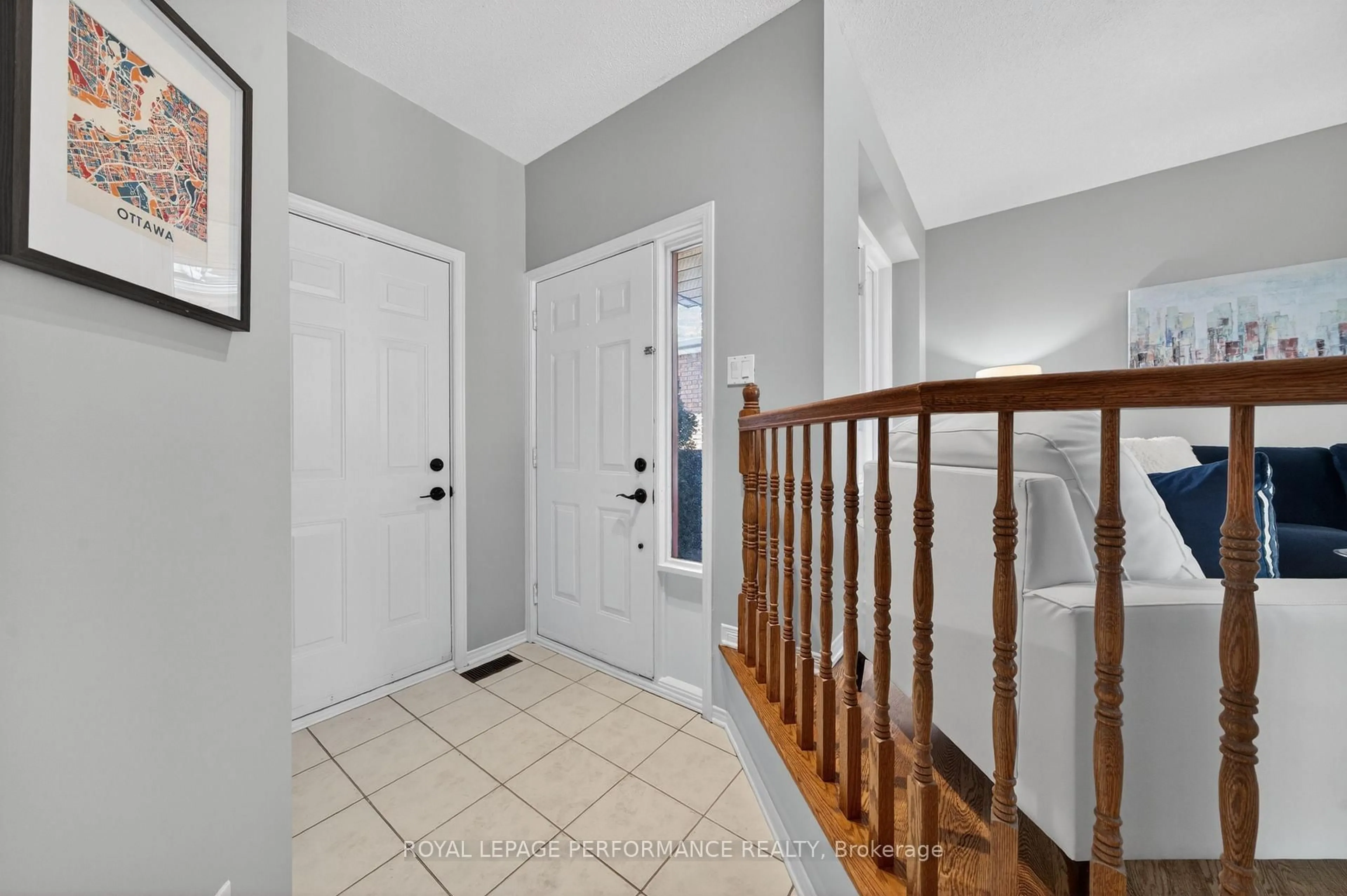 Indoor entryway for 3835 Crowsnest Ave, Ottawa Ontario K1V 1K4