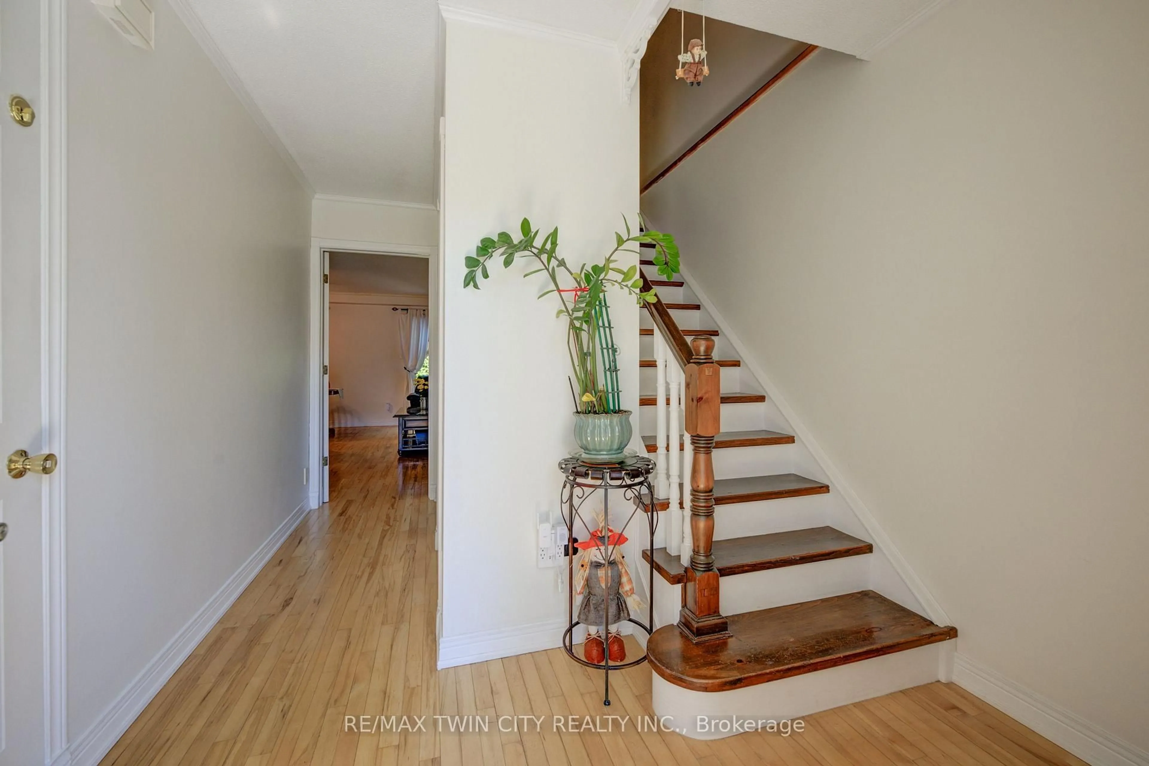 Indoor entryway for 51 Paulander Dr #60, Kitchener Ontario N2M 5E5