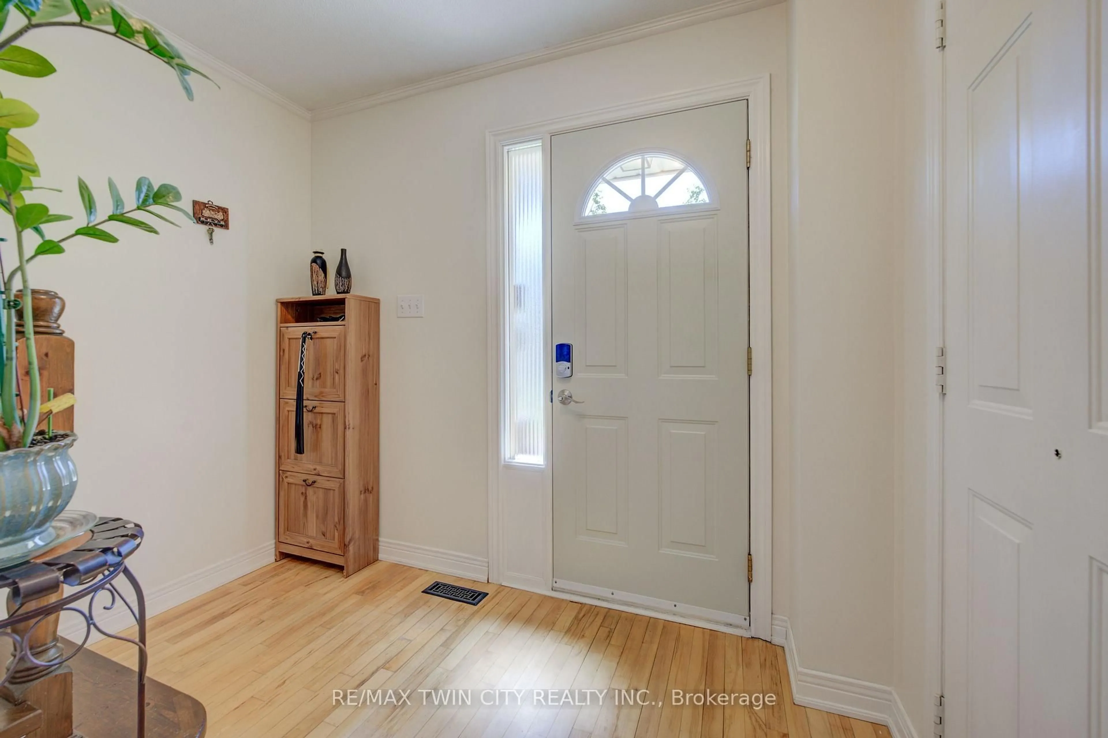 Indoor entryway for 51 Paulander Dr #60, Kitchener Ontario N2M 5E5