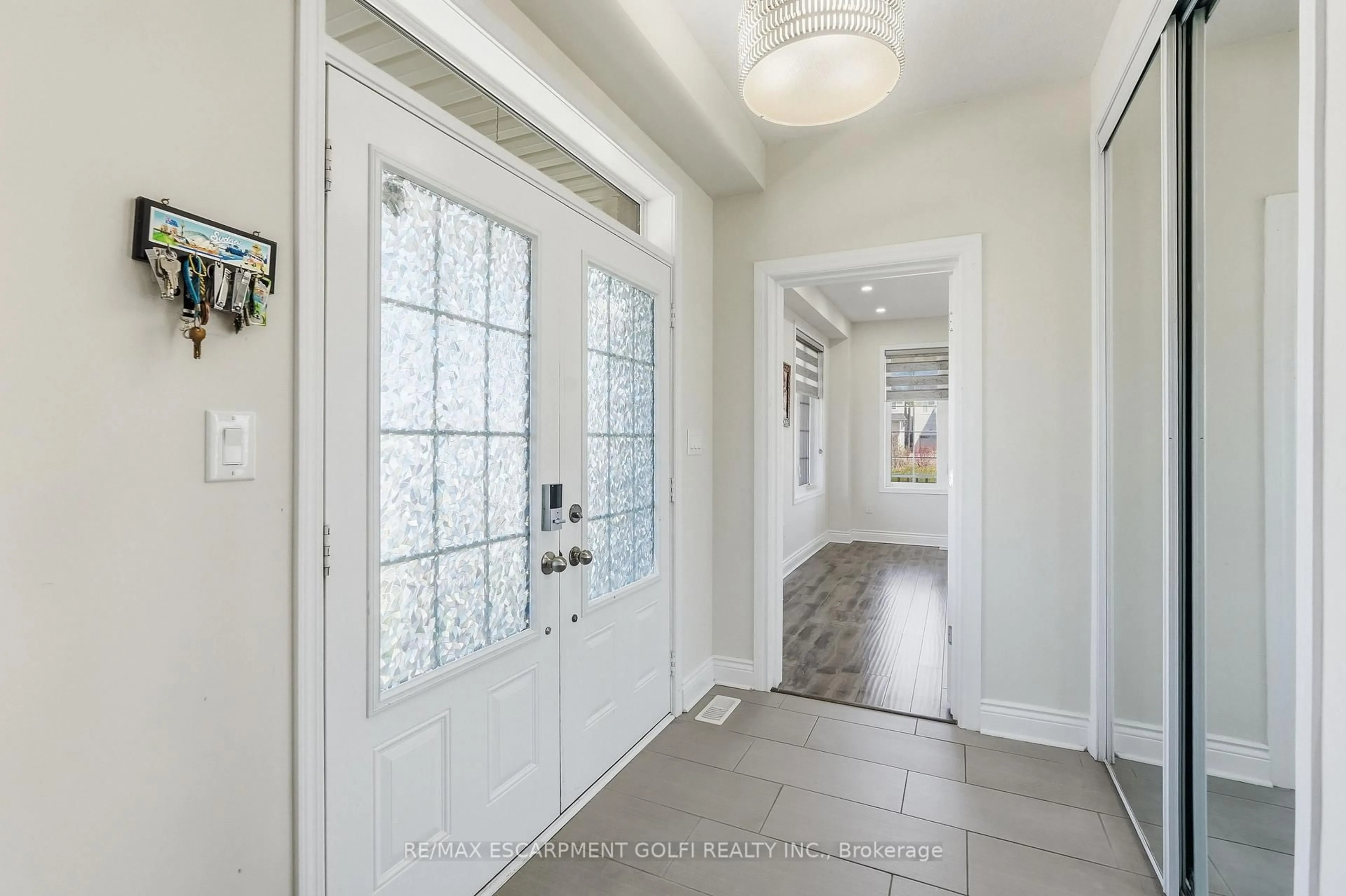 Indoor entryway for 57 Thompson Rd, Haldimand Ontario N3W 0B7