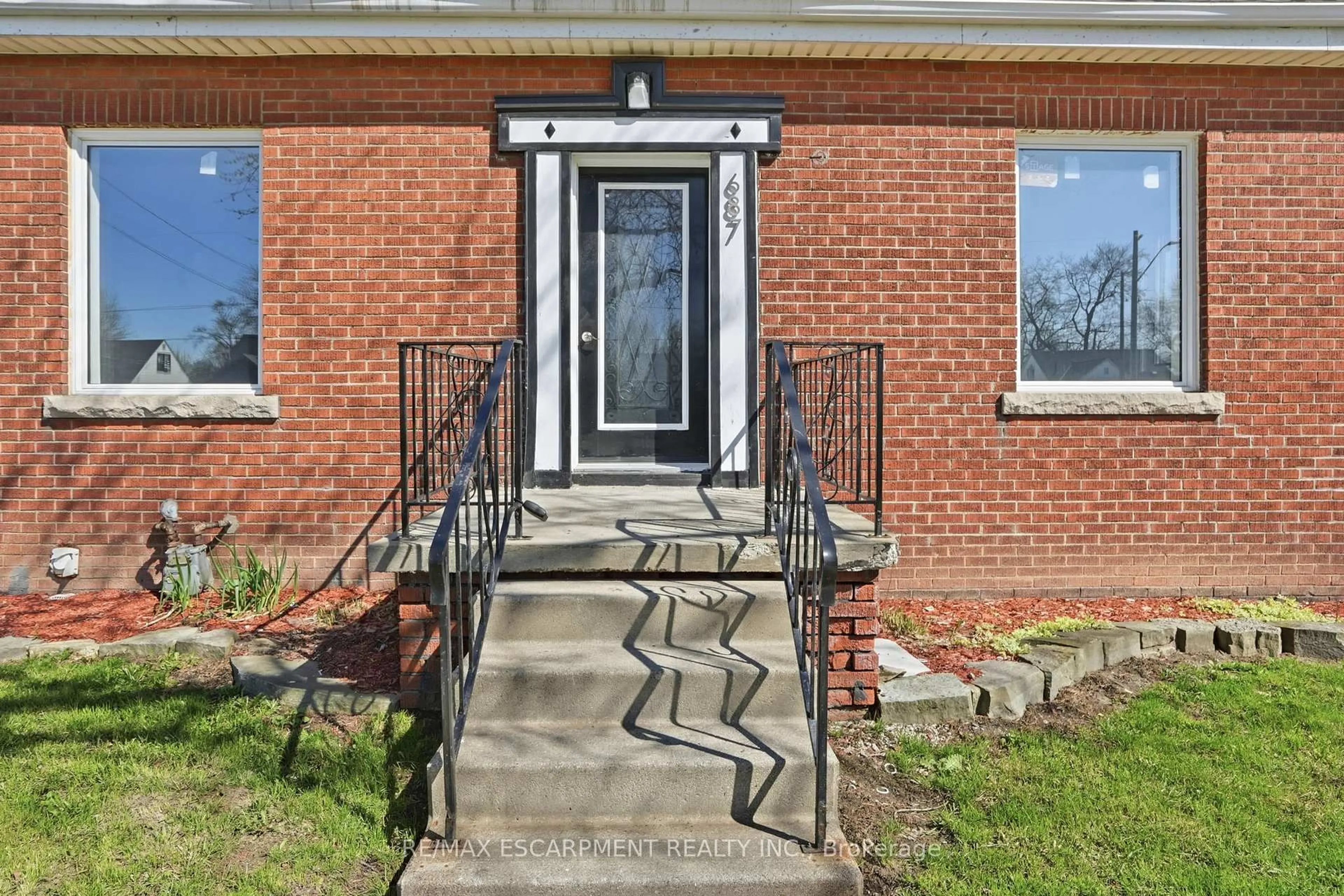 Home with brick exterior material, street for 687 Upper James St, Hamilton Ontario L9C 2Z4