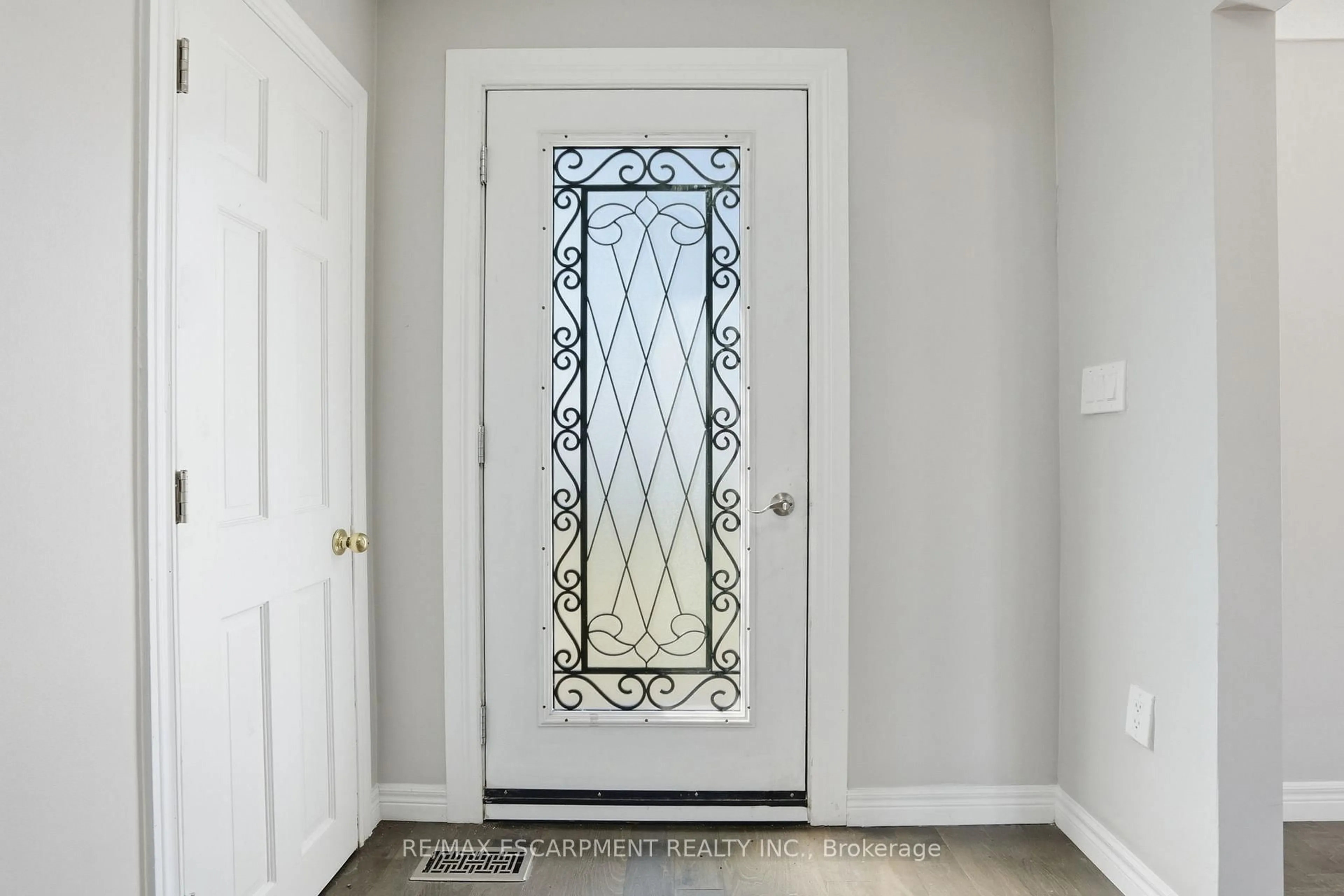 Indoor entryway for 687 Upper James St, Hamilton Ontario L9C 2Z4