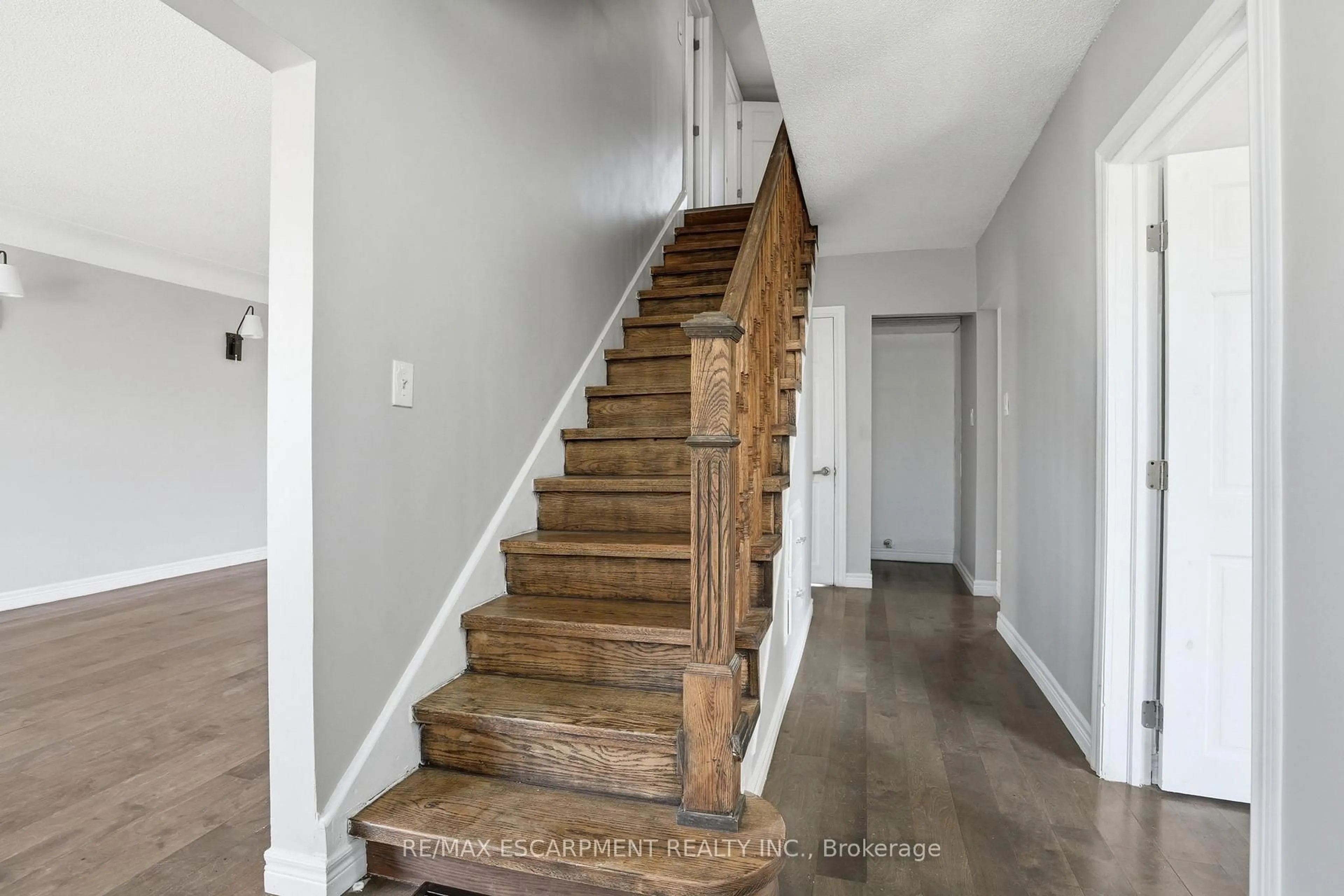 Unknown for 687 Upper James St, Hamilton Ontario L9C 2Z4