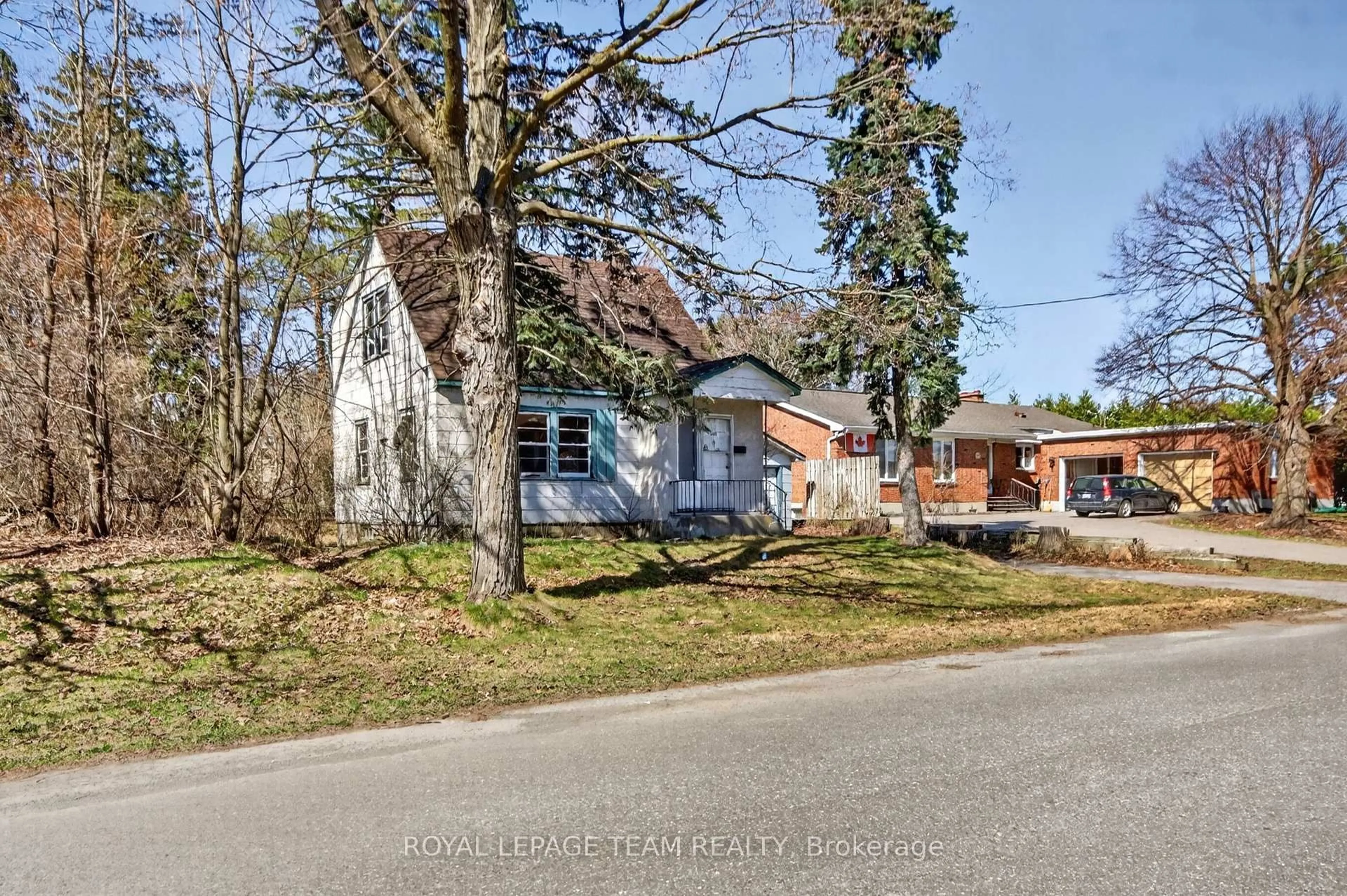 A pic from outside/outdoor area/front of a property/back of a property/a pic from drone, street for 1548 Ortona Ave, Ottawa Ontario K2C 1W3