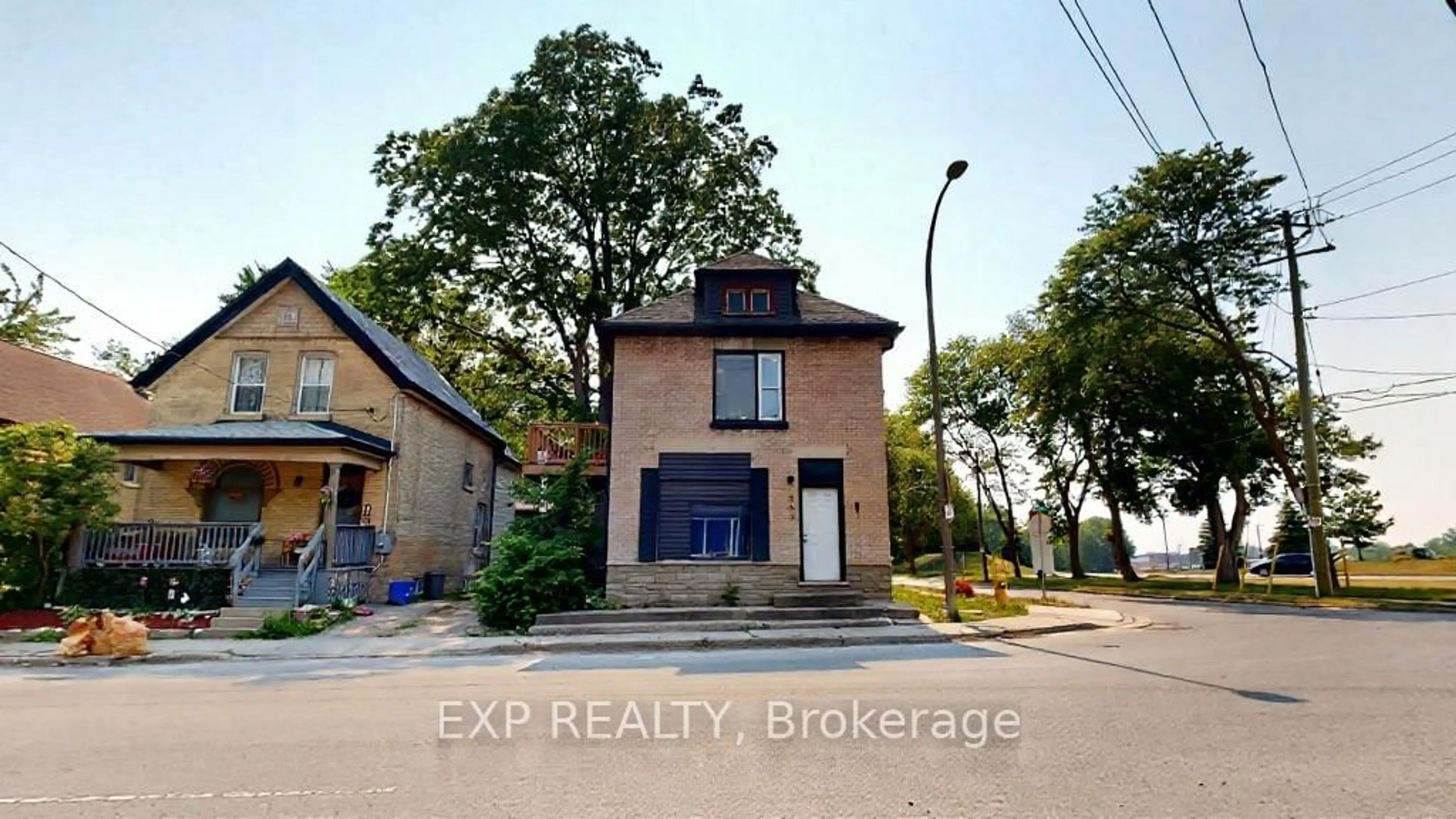 Home with brick exterior material, building for 553 Quebec St, London East Ontario N5W 3Y9