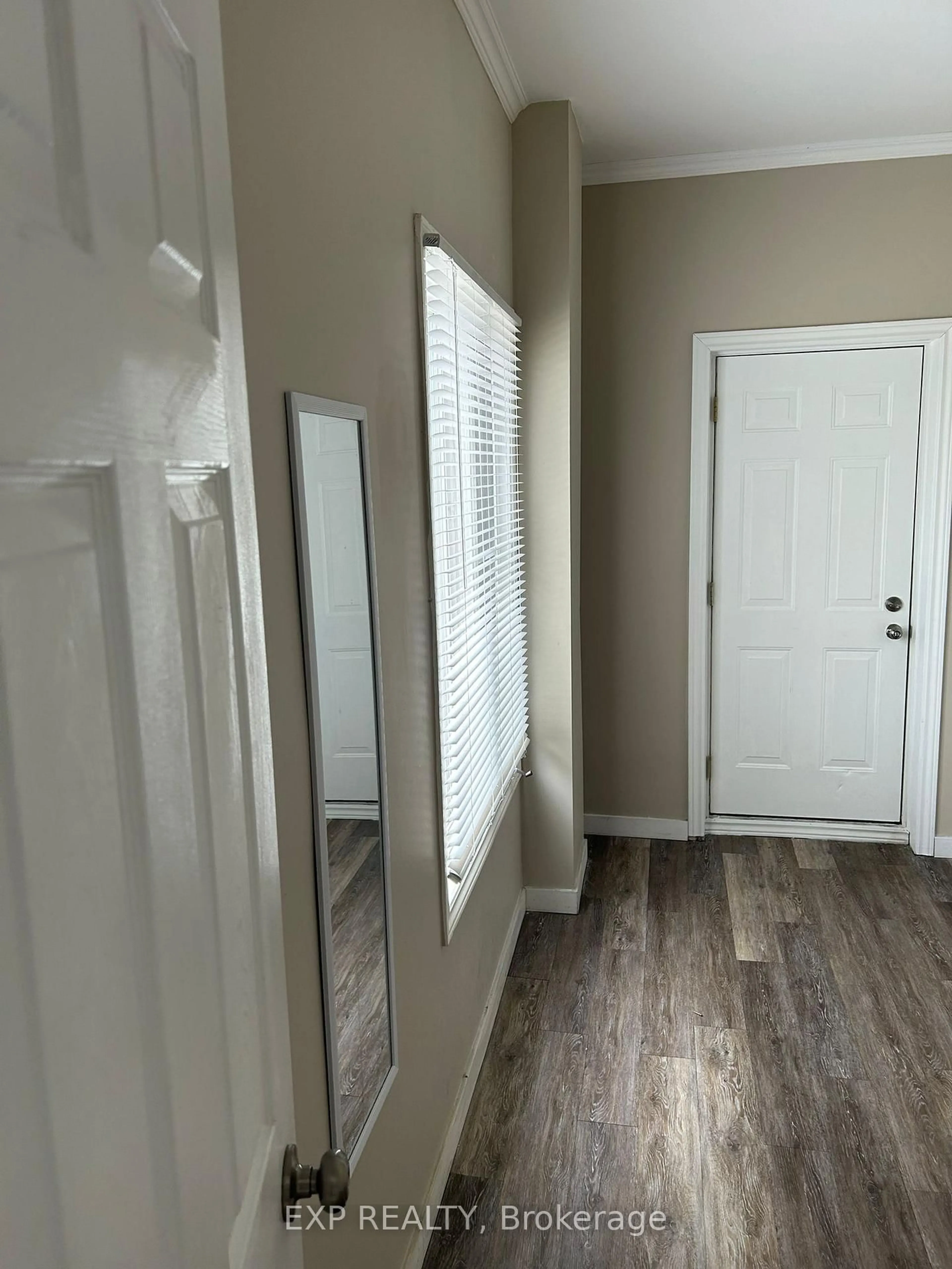 Indoor entryway for 553 Quebec St, London East Ontario N5W 3Y9