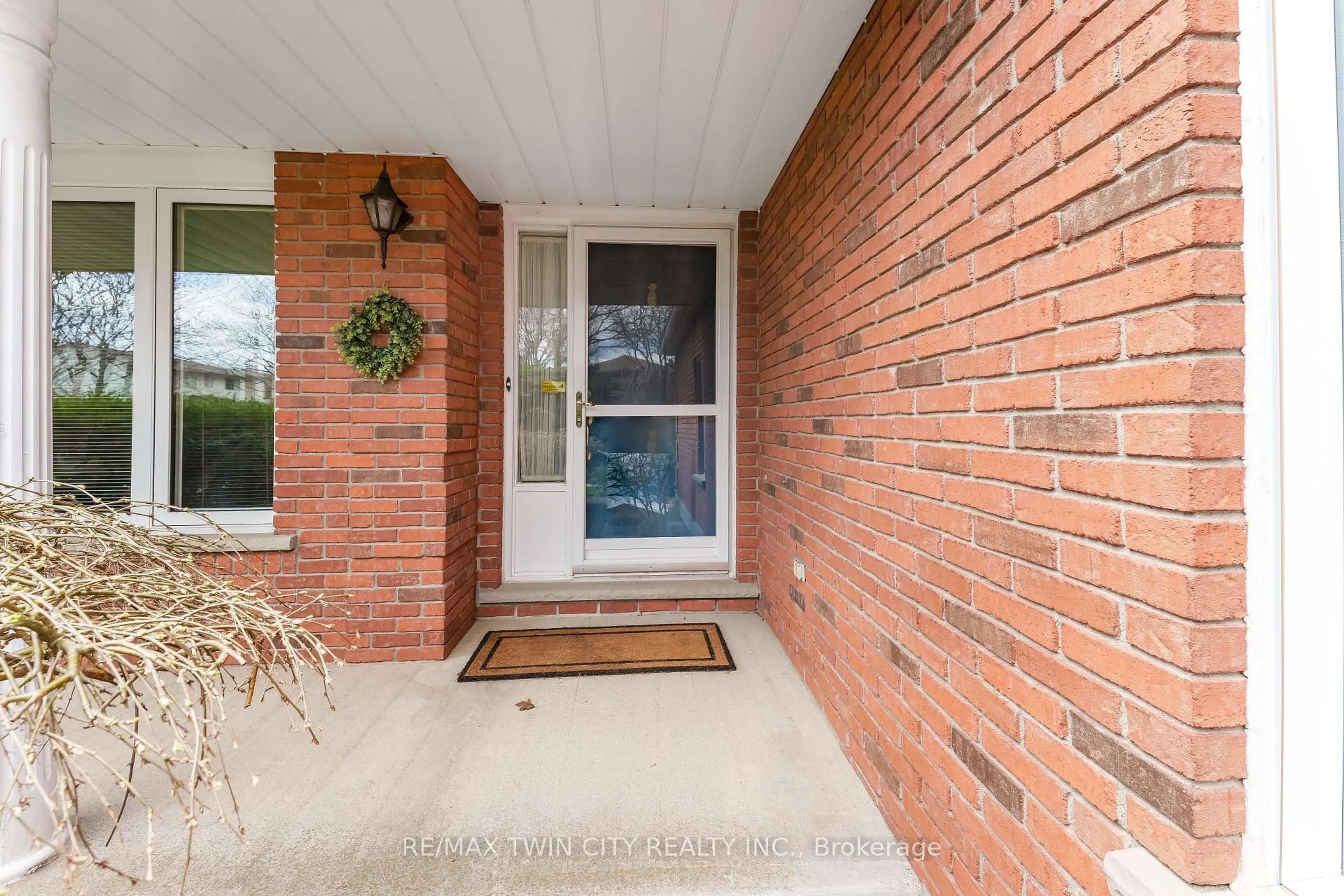 Indoor entryway for 11 Darlington Pl, Kitchener Ontario N2A 3M3