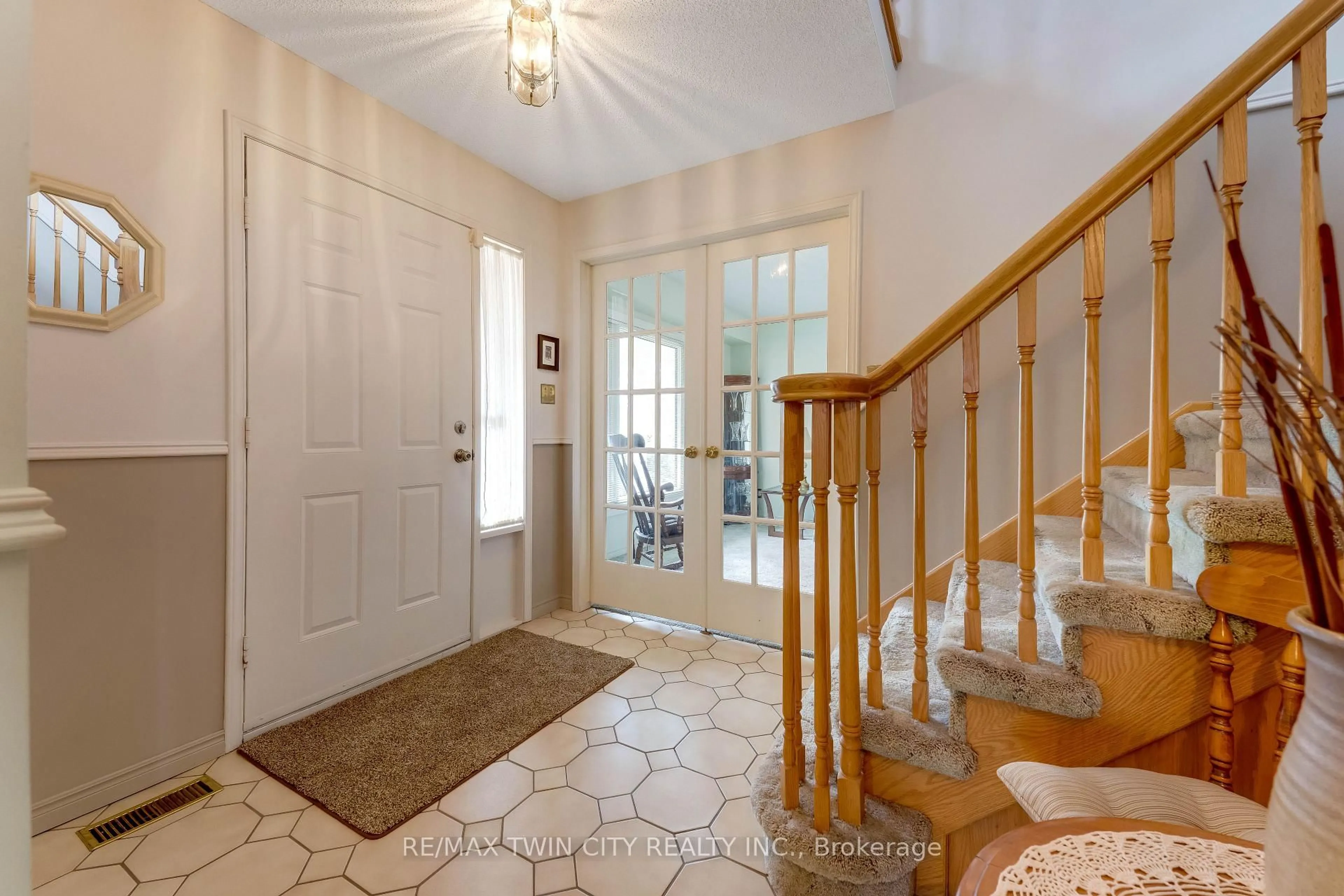 Indoor foyer for 11 Darlington Pl, Kitchener Ontario N2A 3M3