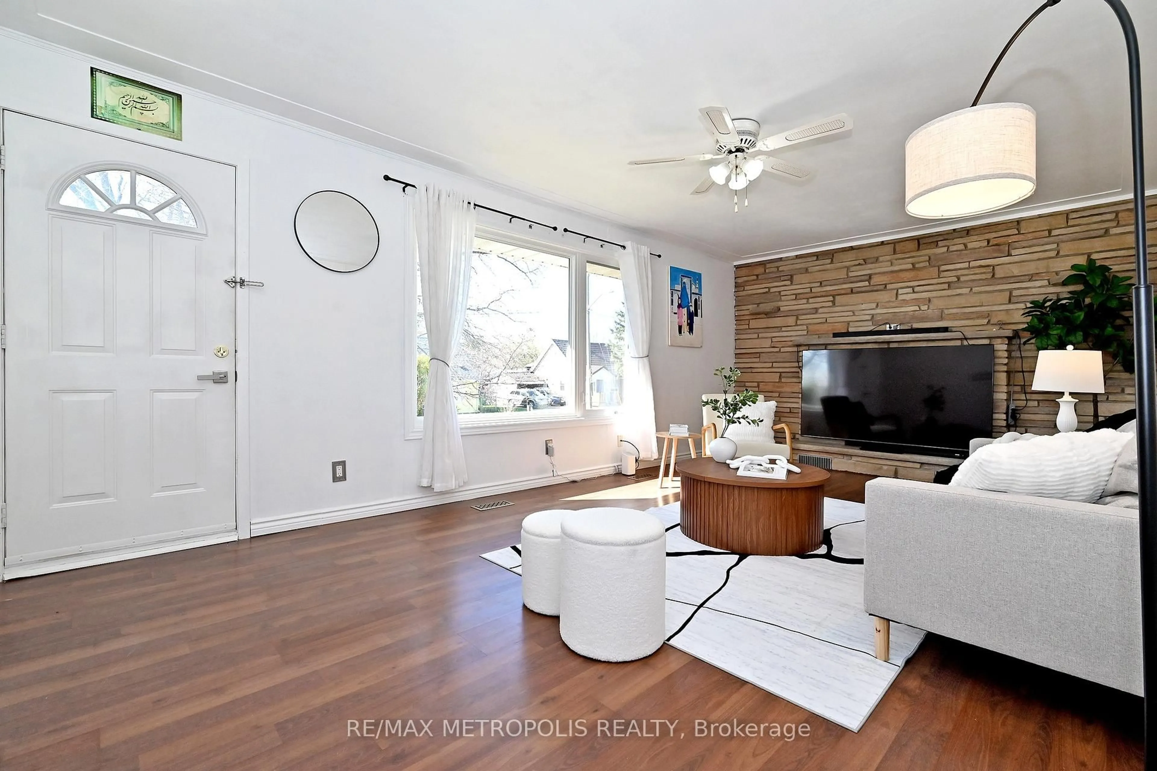 Living room with furniture, wood/laminate floor for 811 Dolph St, Cambridge Ontario N3H 2B6