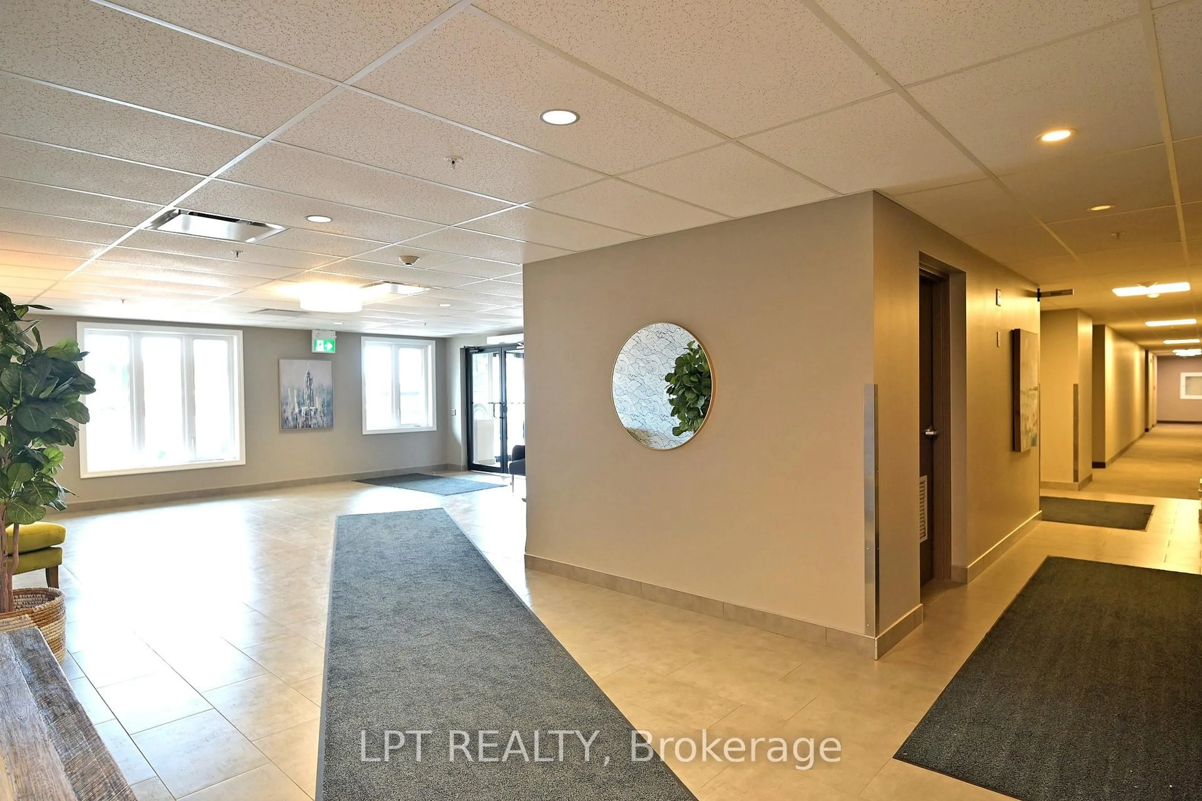 Indoor foyer for 104 Summit Ridge Dr, Guelph Ontario N1E 0P8