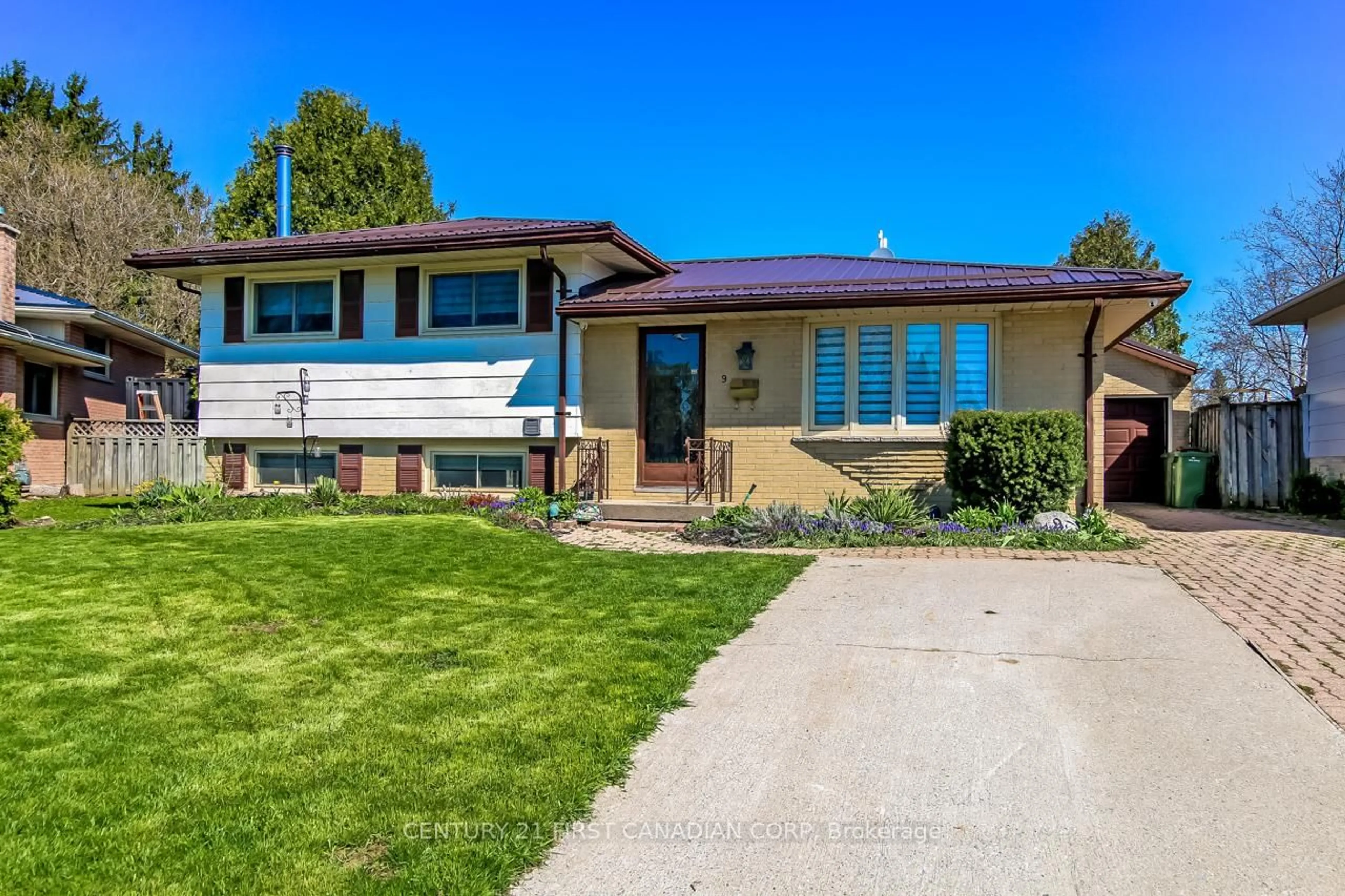 Home with vinyl exterior material, street for 9 McLachlin Pl, St. Thomas Ontario N5P 2G2