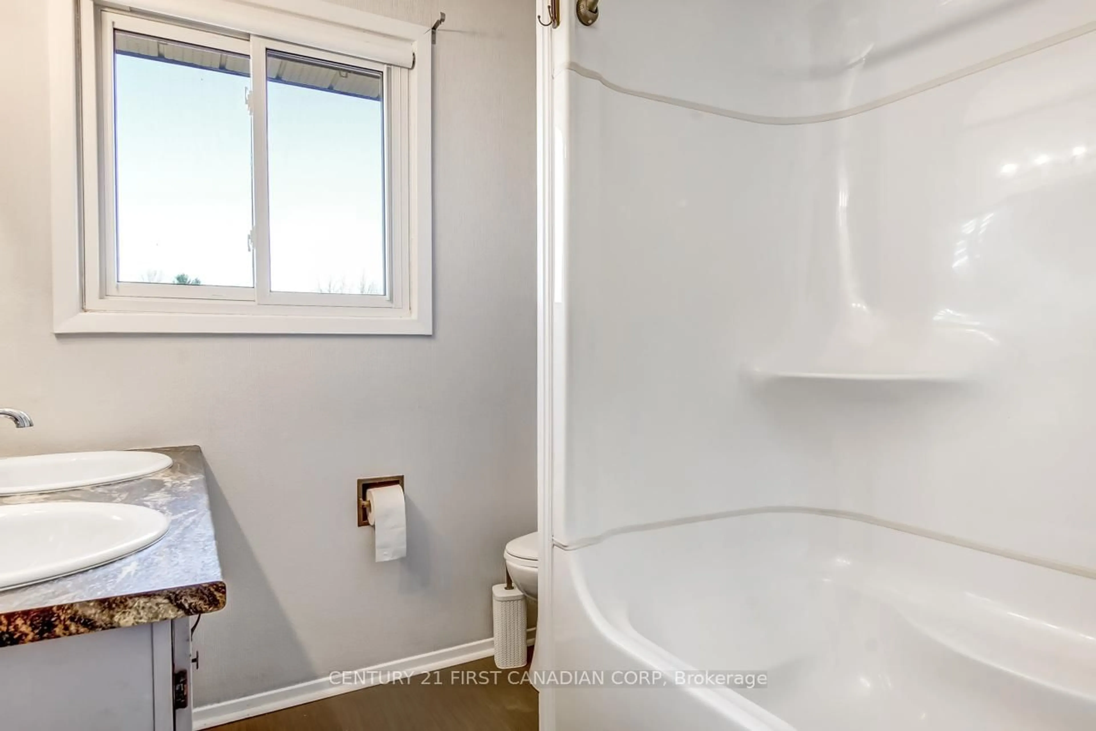 Standard bathroom, unknown for 9 McLachlin Pl, St. Thomas Ontario N5P 2G2