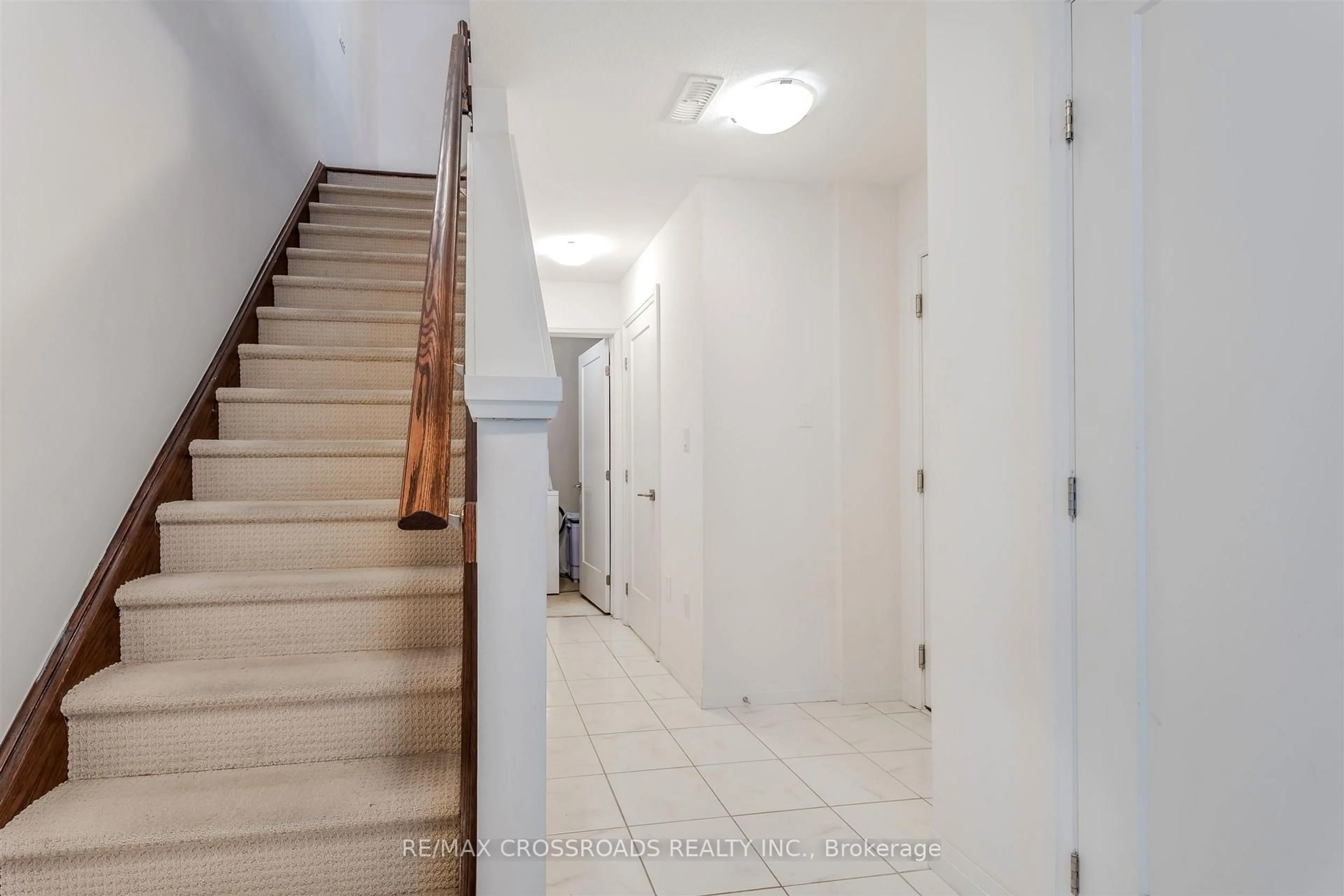 Indoor foyer for 4 Near Lane, Hamilton Ontario L9G 0H2