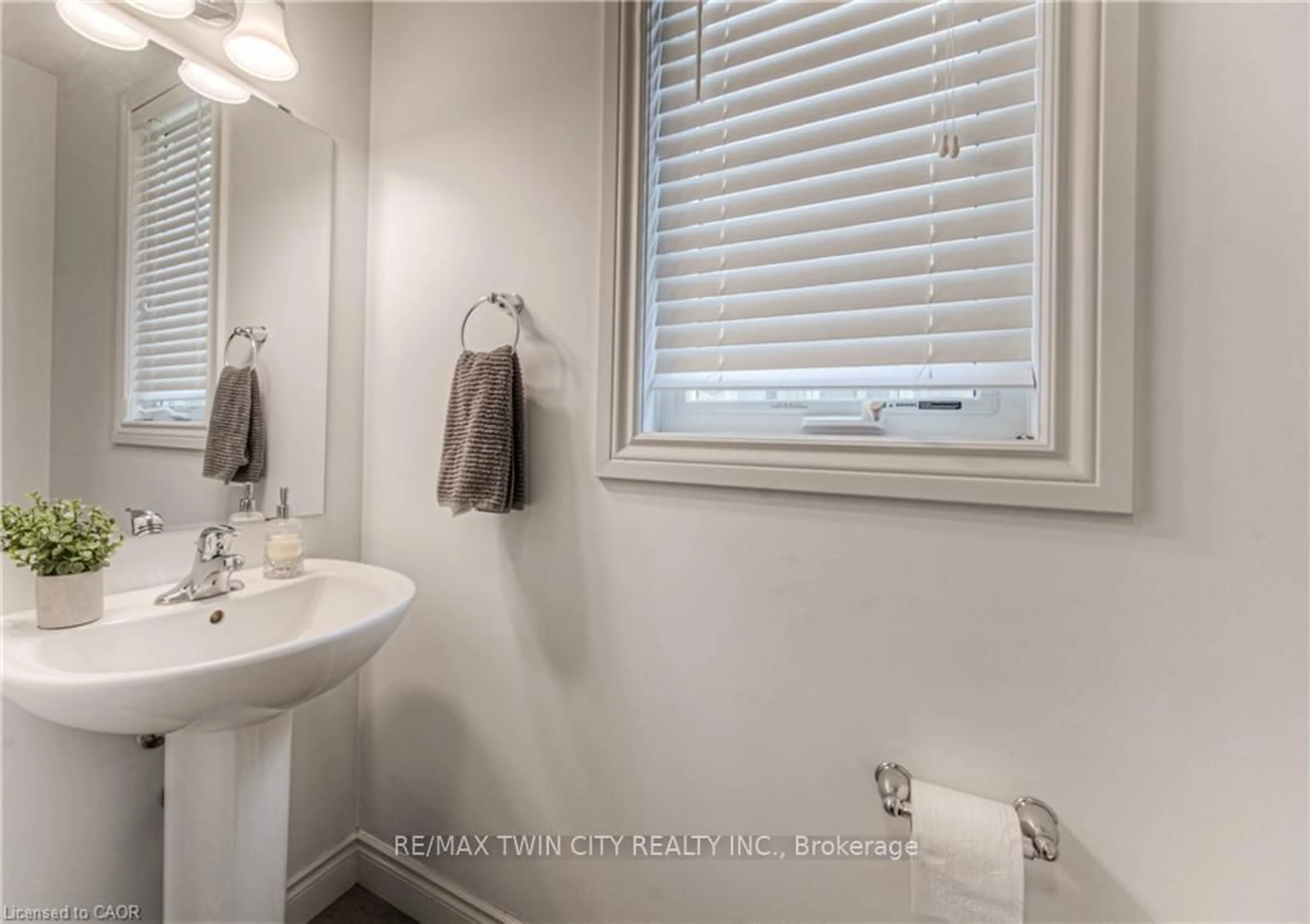 Standard bathroom, ceramic/tile floor for 26 SPRING CREEK St, Kitchener Ontario N2A 0G3