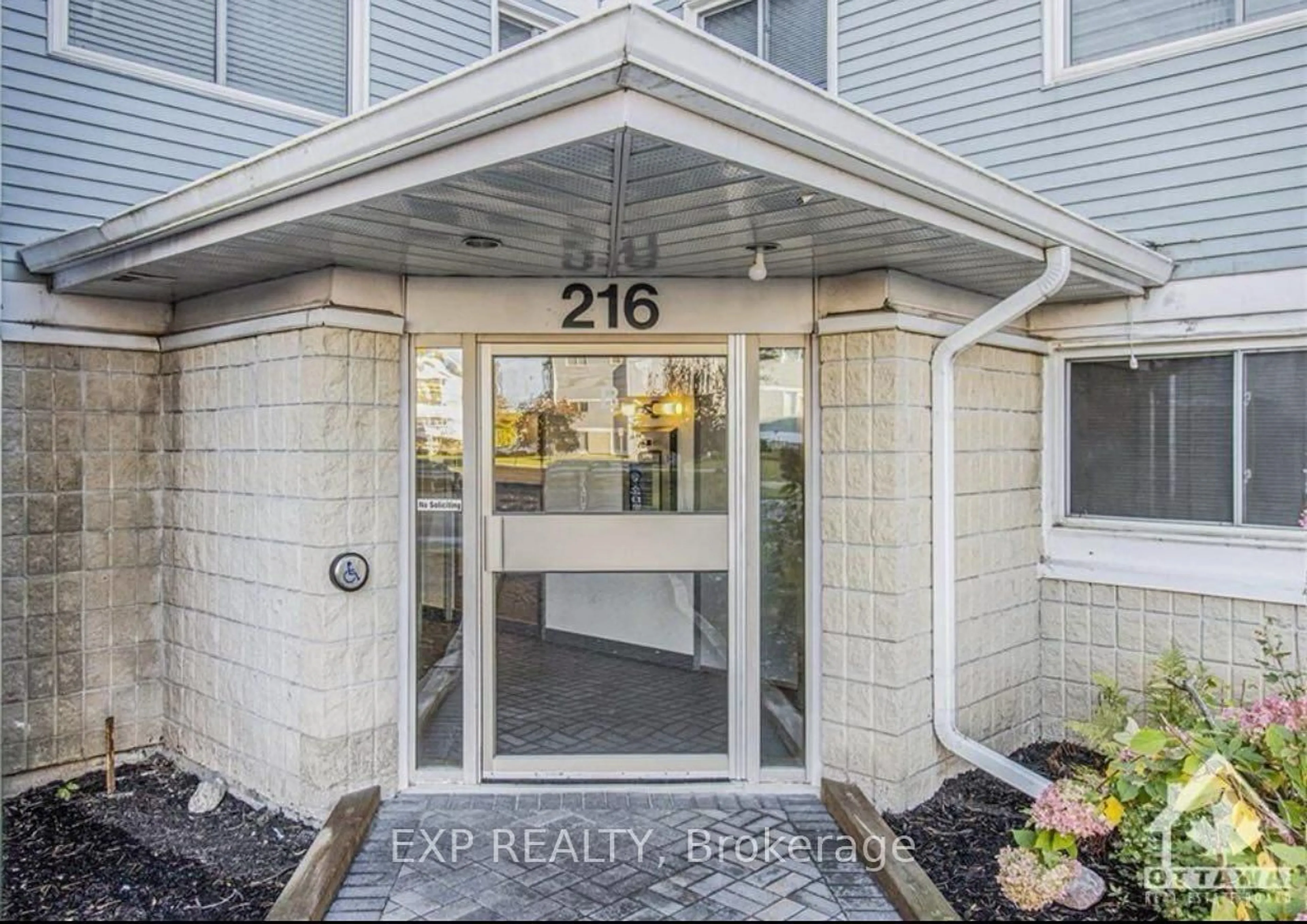 Indoor entryway for 216 Viewmount Dr #407, Ottawa Ontario K2E 7X4