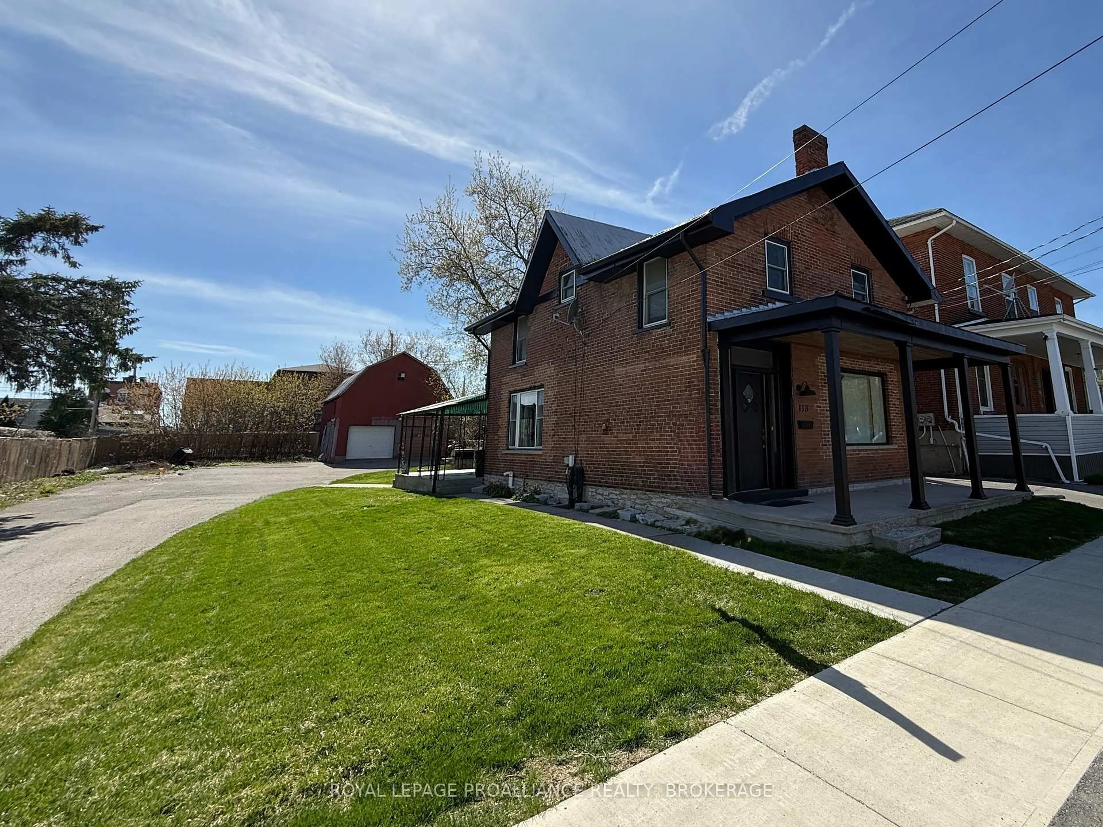 A pic from outside/outdoor area/front of a property/back of a property/a pic from drone, street for 118 East St, Greater Napanee Ontario K7R 1S6
