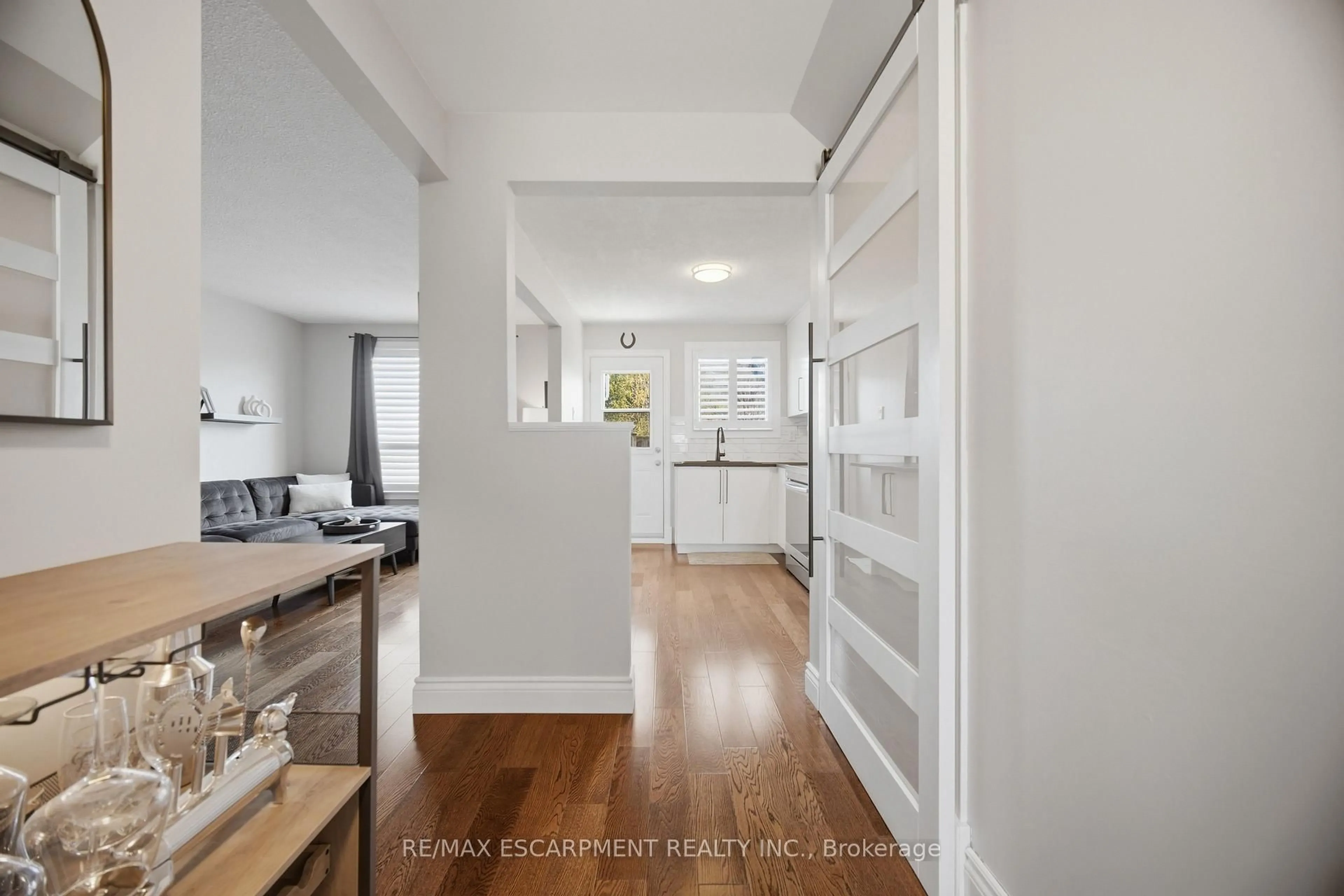 Indoor entryway for 1350 Limeridge Rd #68, Hamilton Ontario L8W 1L6