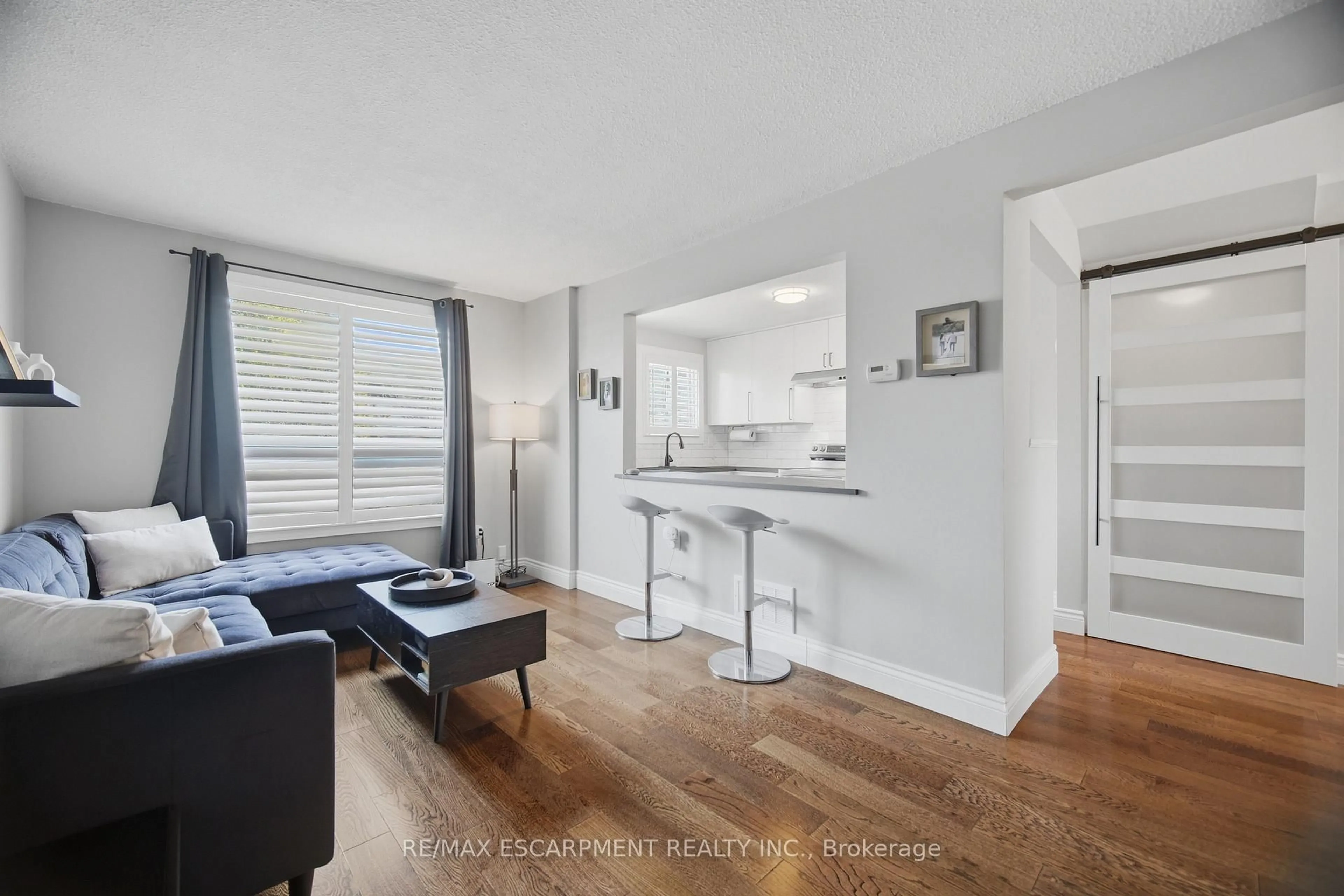 Living room with furniture, unknown for 1350 Limeridge Rd #68, Hamilton Ontario L8W 1L6