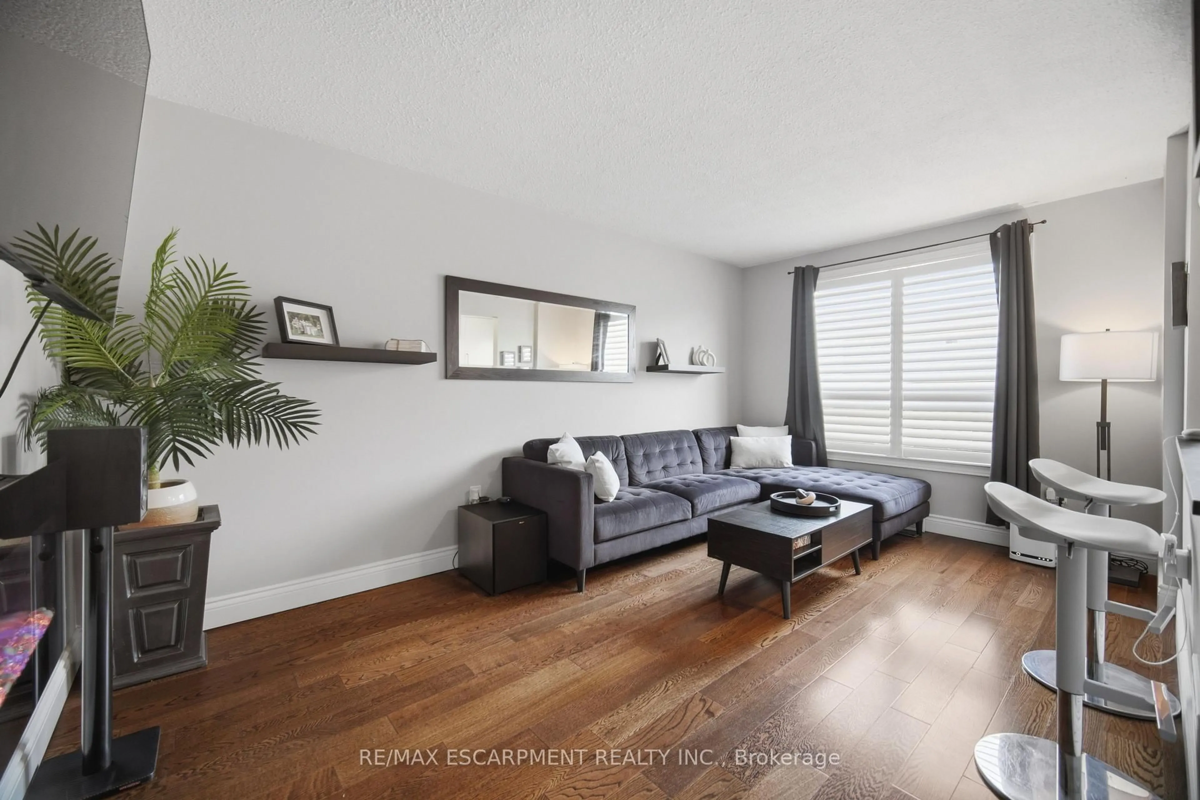 Living room with furniture, wood/laminate floor for 1350 Limeridge Rd #68, Hamilton Ontario L8W 1L6