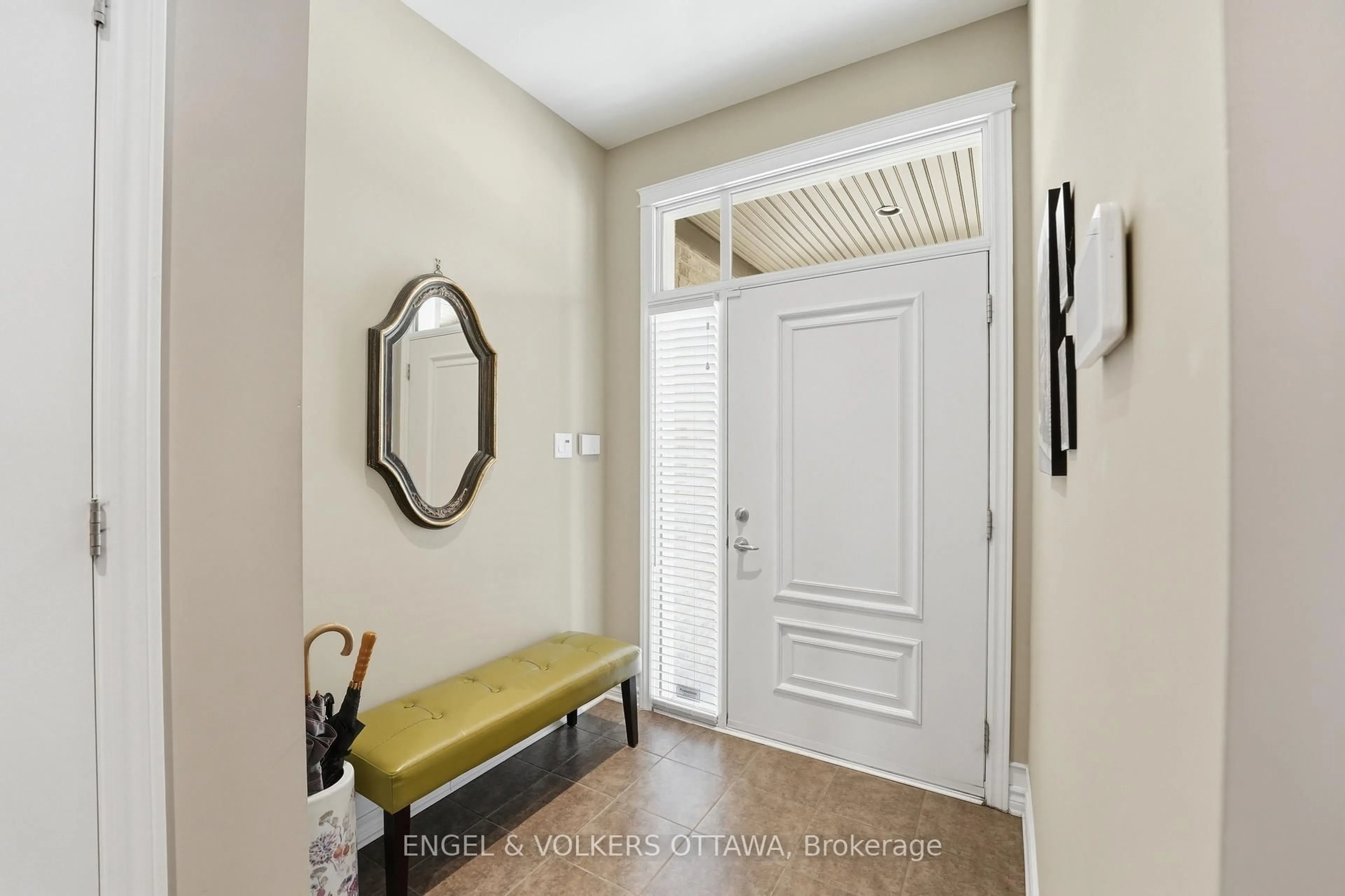 Indoor entryway for 127 Beatrice Dr, Ottawa Ontario K2J 5A4