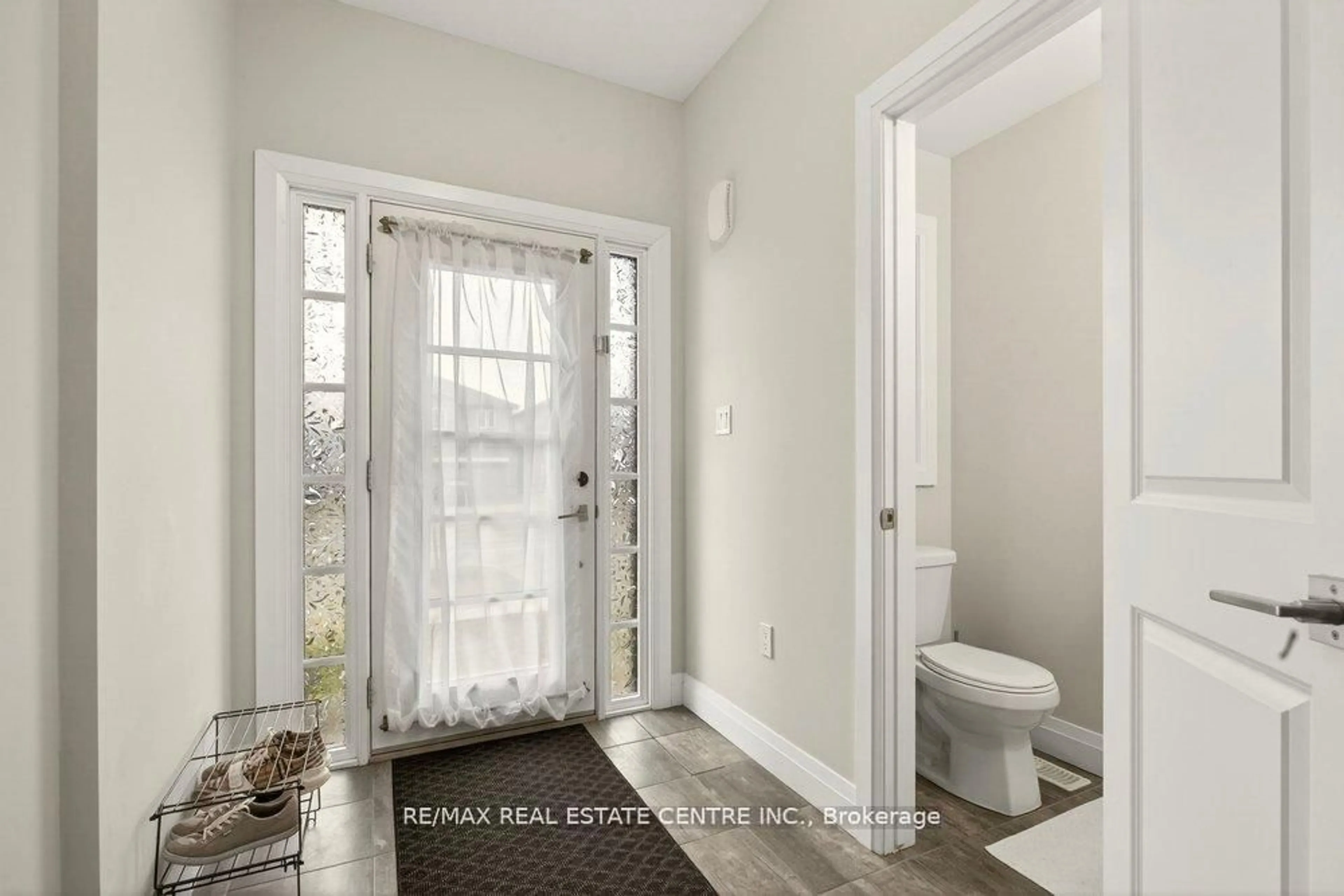 Indoor entryway for 538 Grey St, Brantford Ontario N3S 0C4