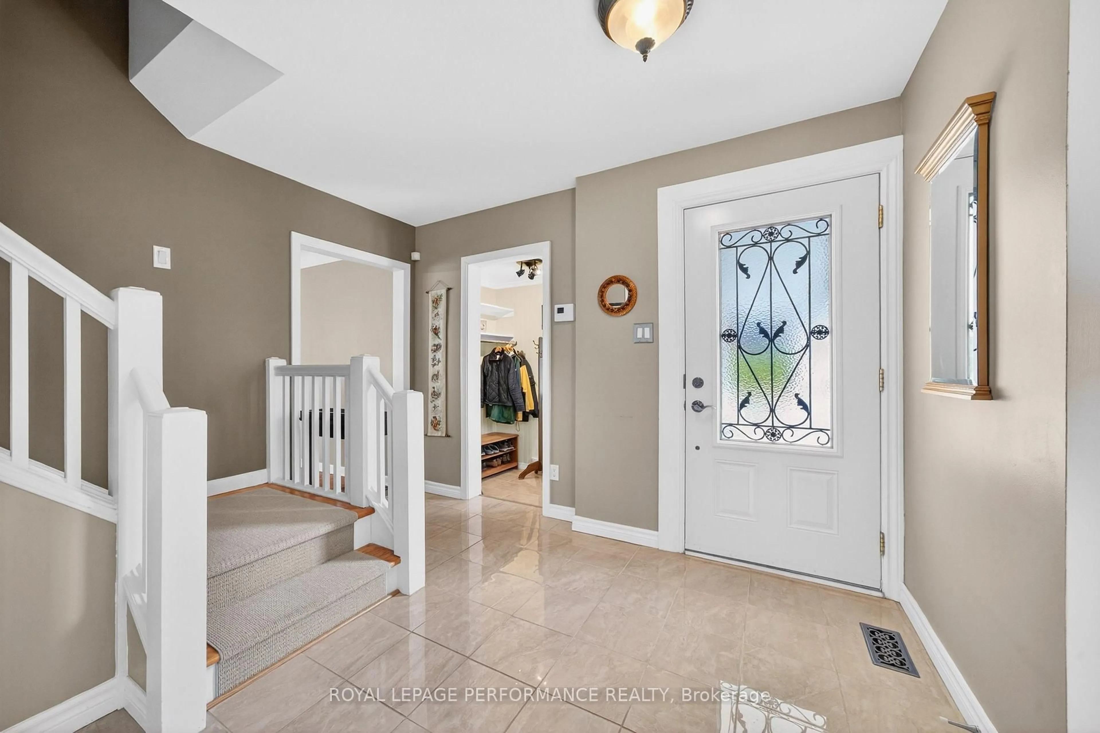 Indoor entryway for 774 Manitou Dr, Ottawa Ontario K2A 3C7