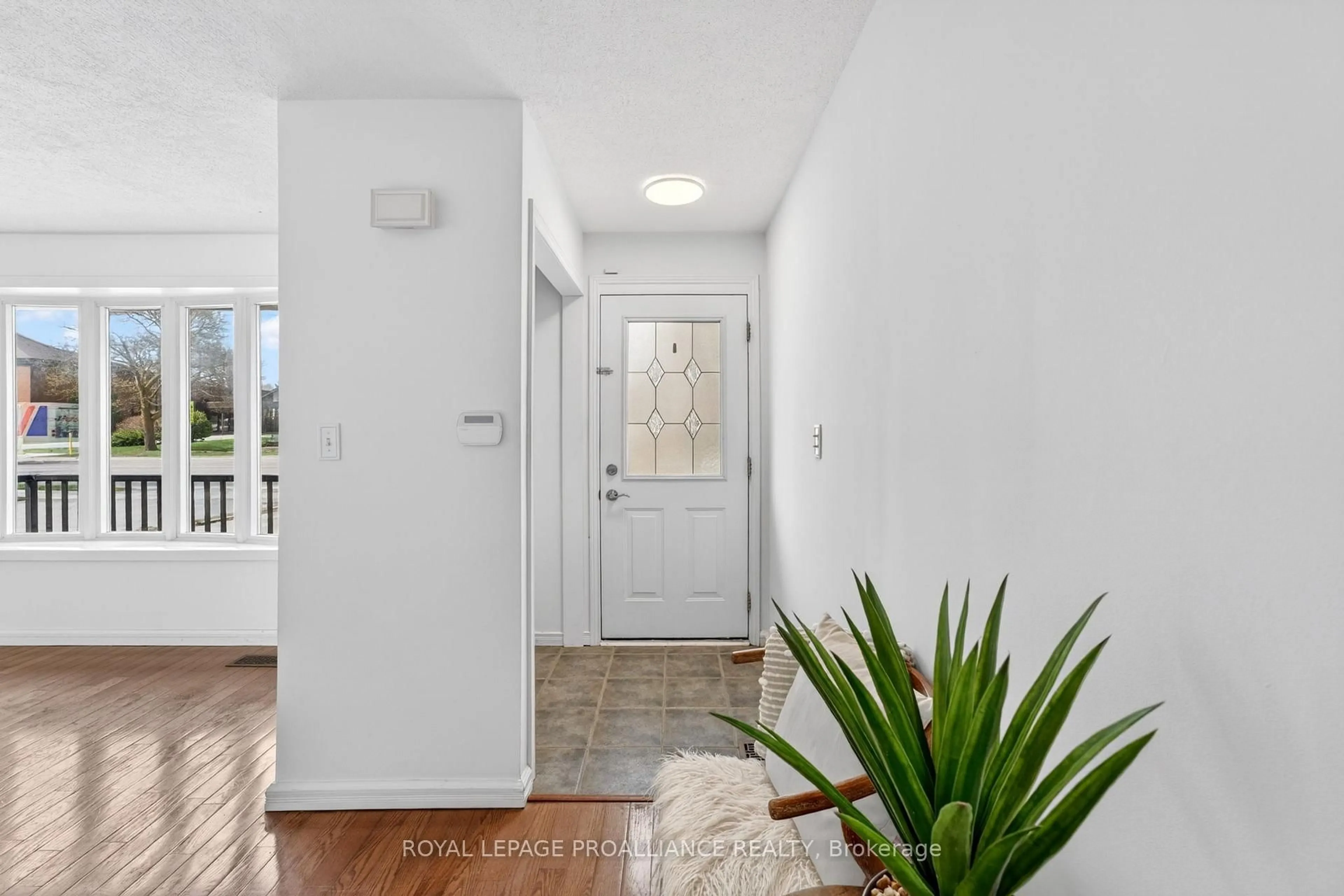 Indoor entryway for 521 Sidney St, Belleville Ontario K8P 4A4