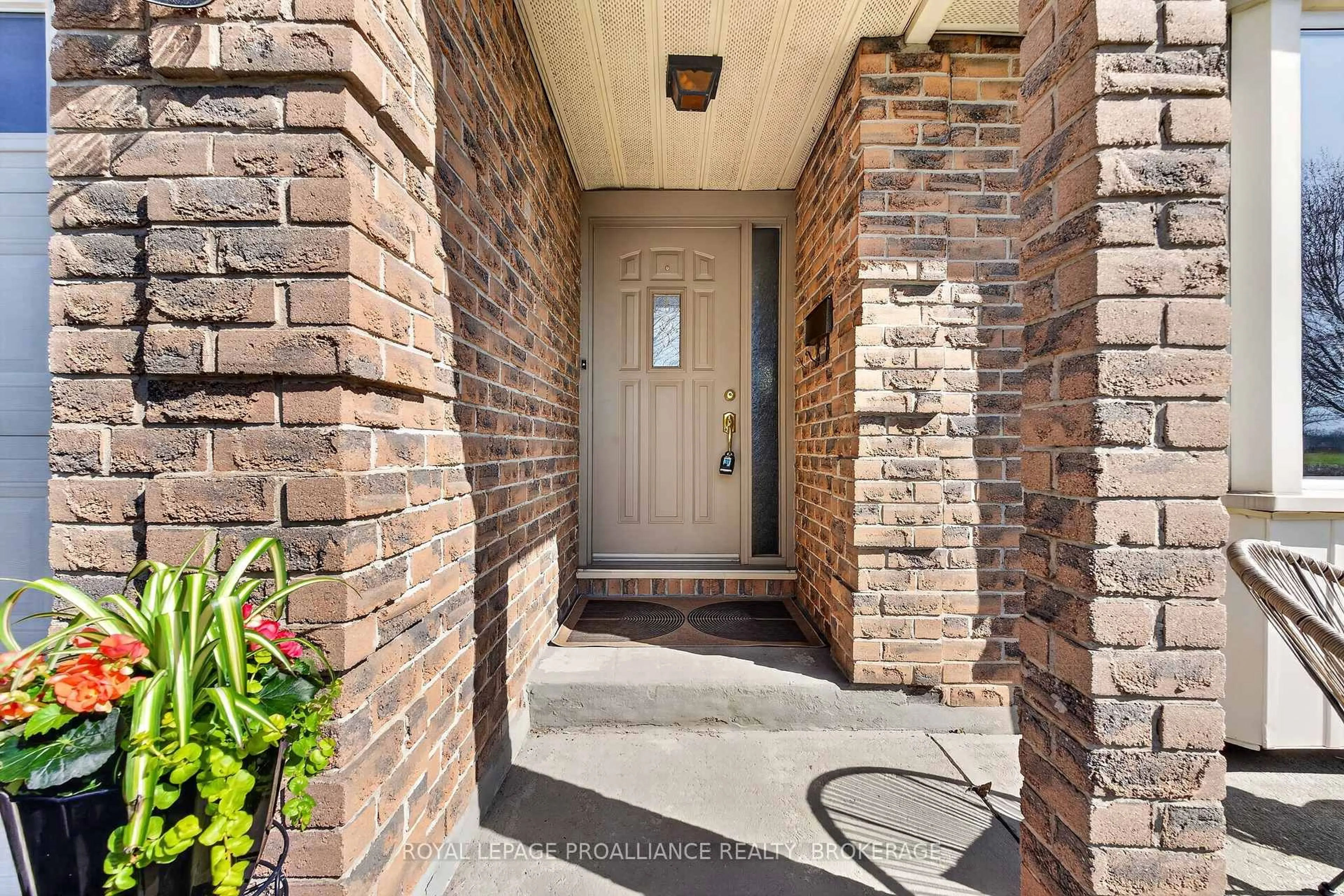Indoor entryway for 16 Grenadier Dr, Kingston Ontario K7K 6E8
