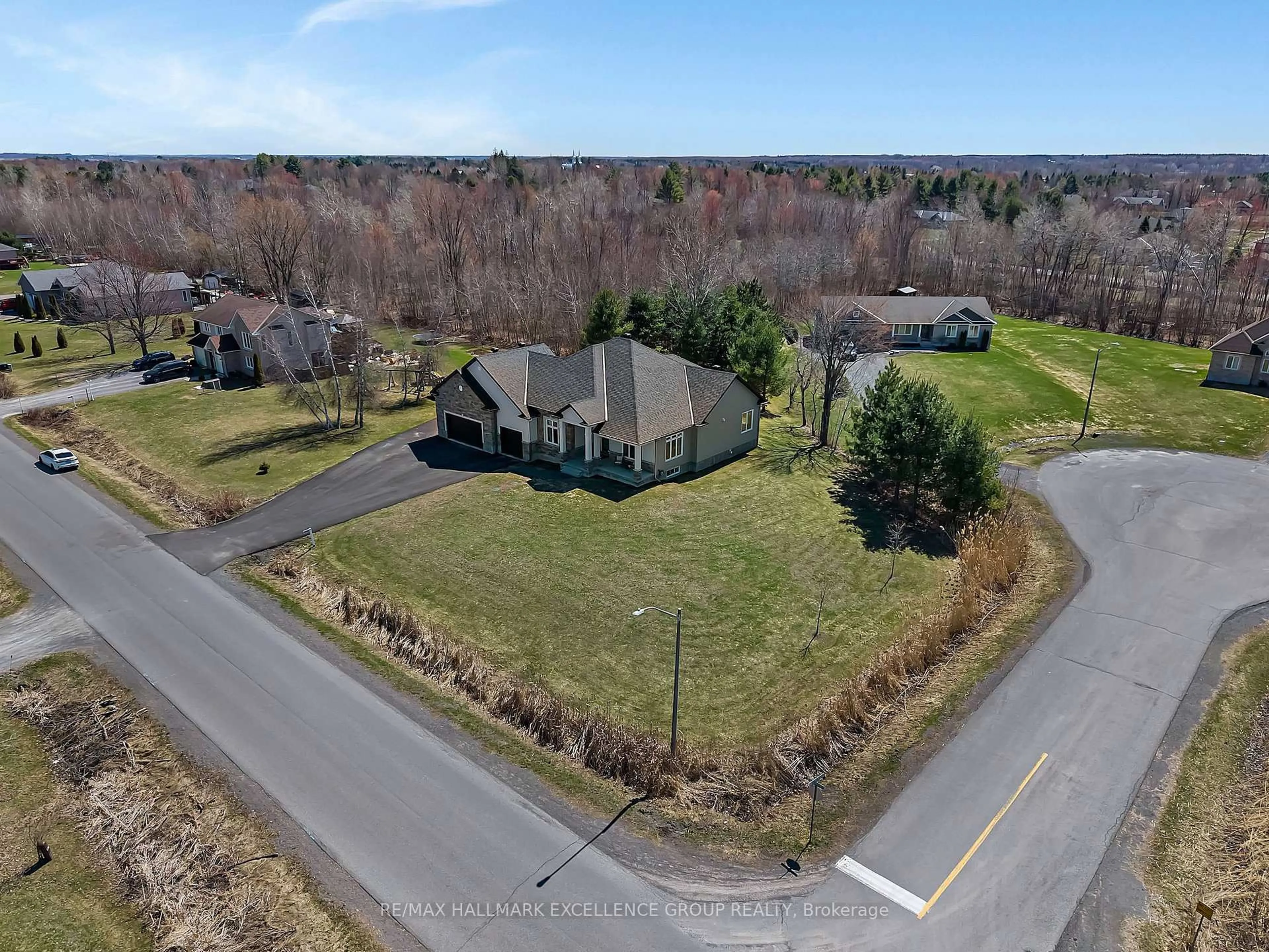 A pic from outside/outdoor area/front of a property/back of a property/a pic from drone, unknown for 921 Colette St, Clarence-Rockland Ontario K0A 1E0