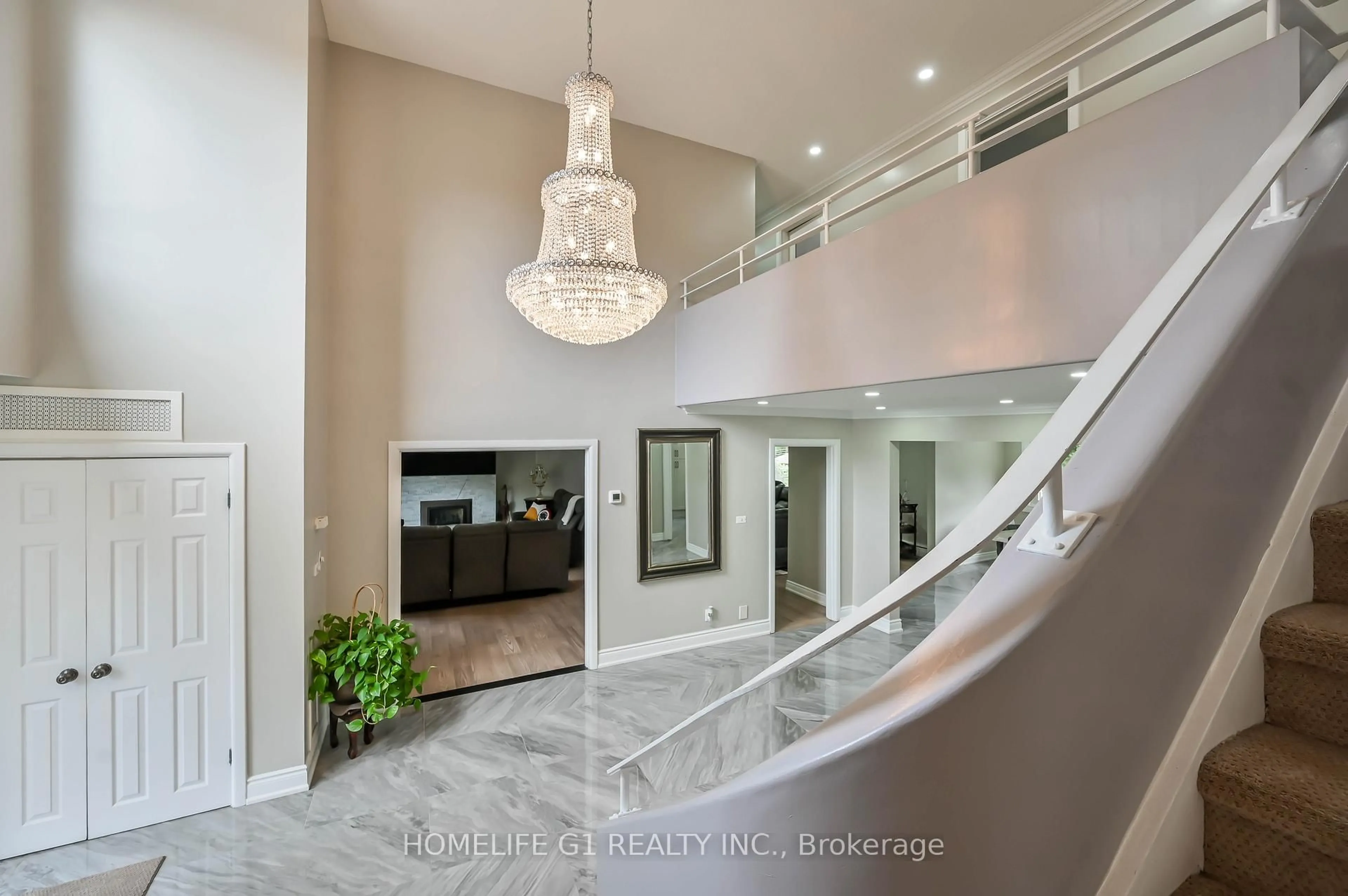 Indoor foyer for 10 Douglas Pl, Hamilton Ontario L8G 1M6