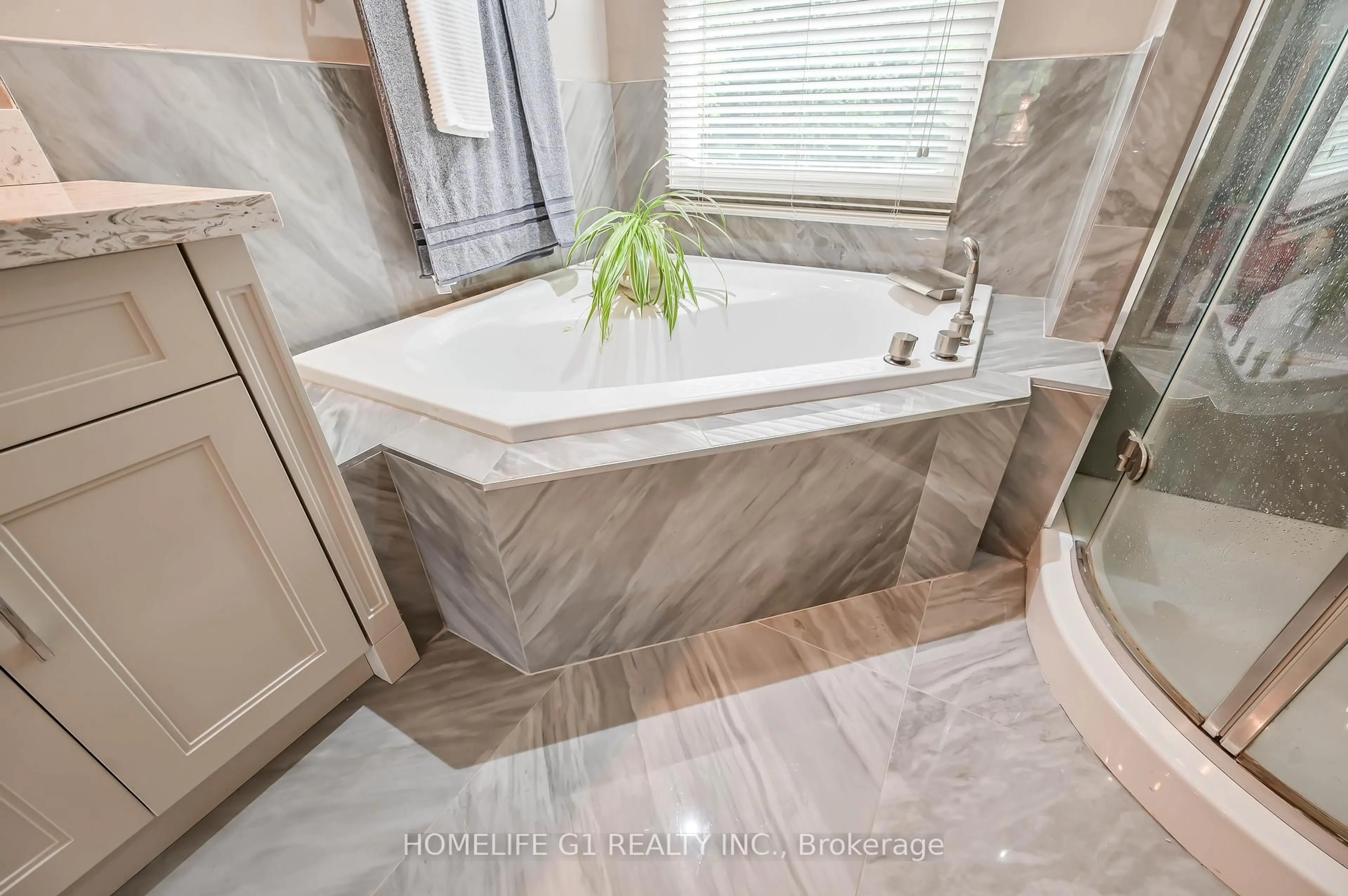 Contemporary bathroom, ceramic/tile floor for 10 Douglas Pl, Hamilton Ontario L8G 1M6