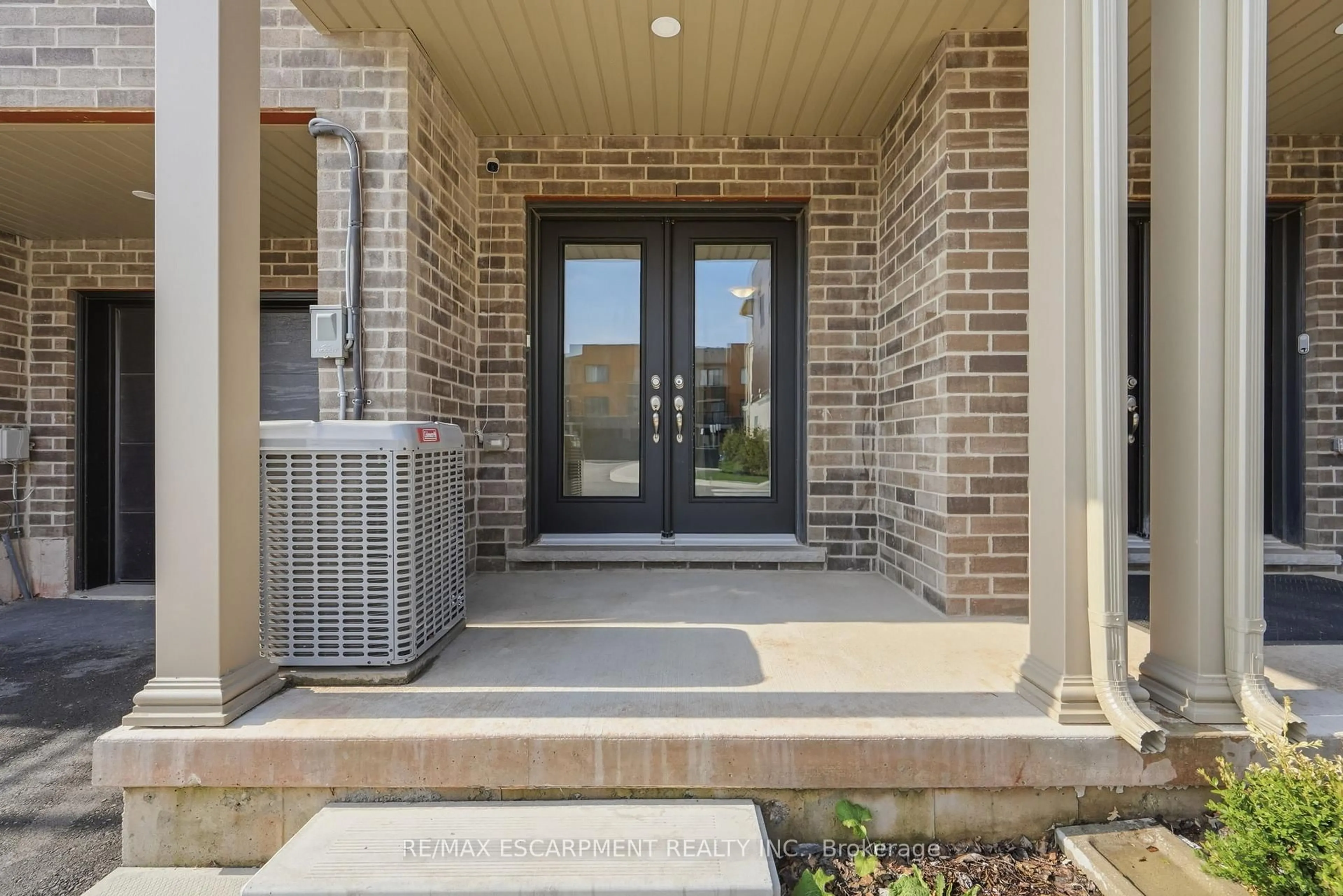 Indoor entryway for 34 Dryden Lane, Hamilton Ontario L8H 0B6