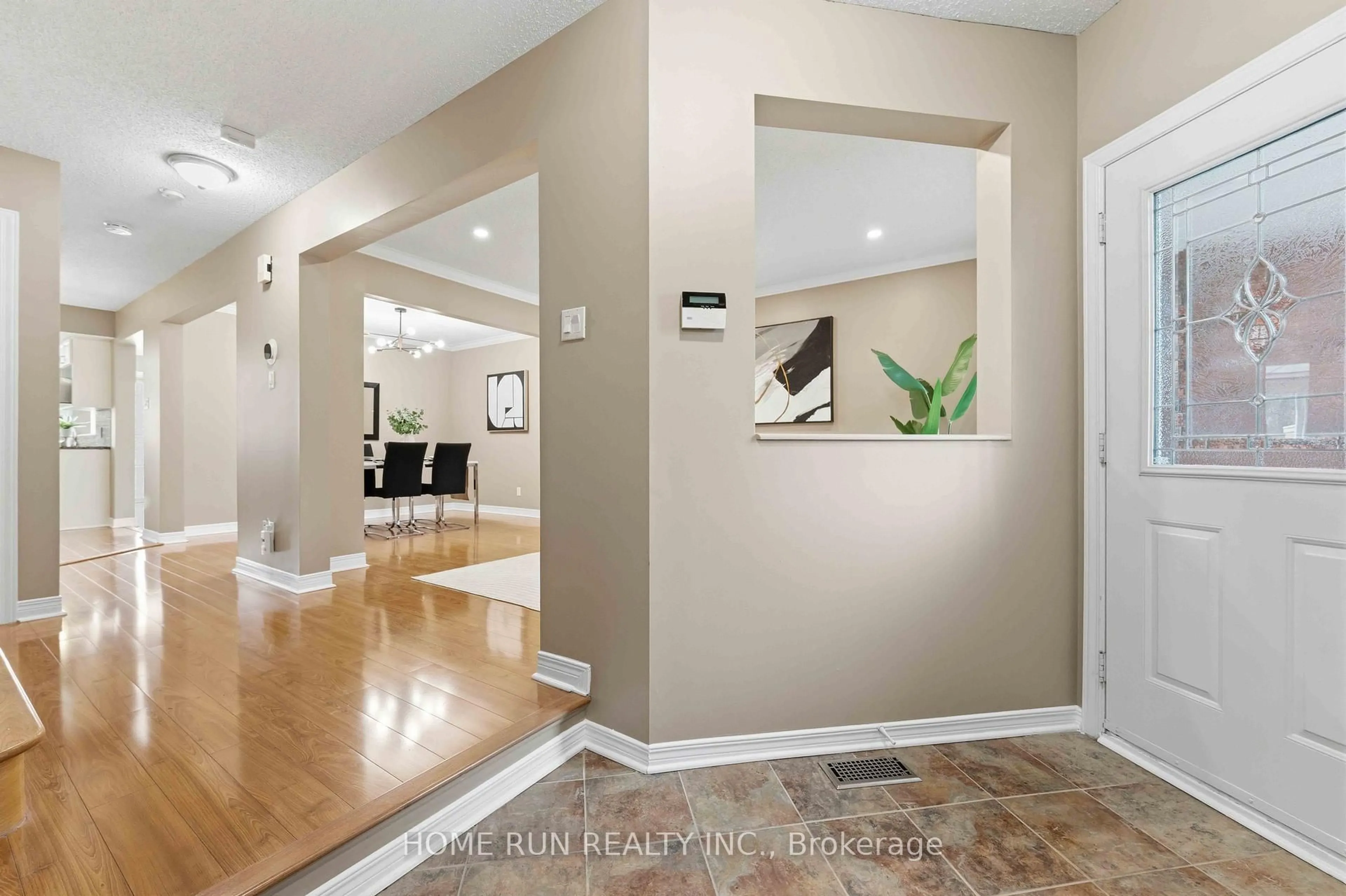 Indoor entryway for 82 Westpointe Cres, Ottawa Ontario K2G 5Y8